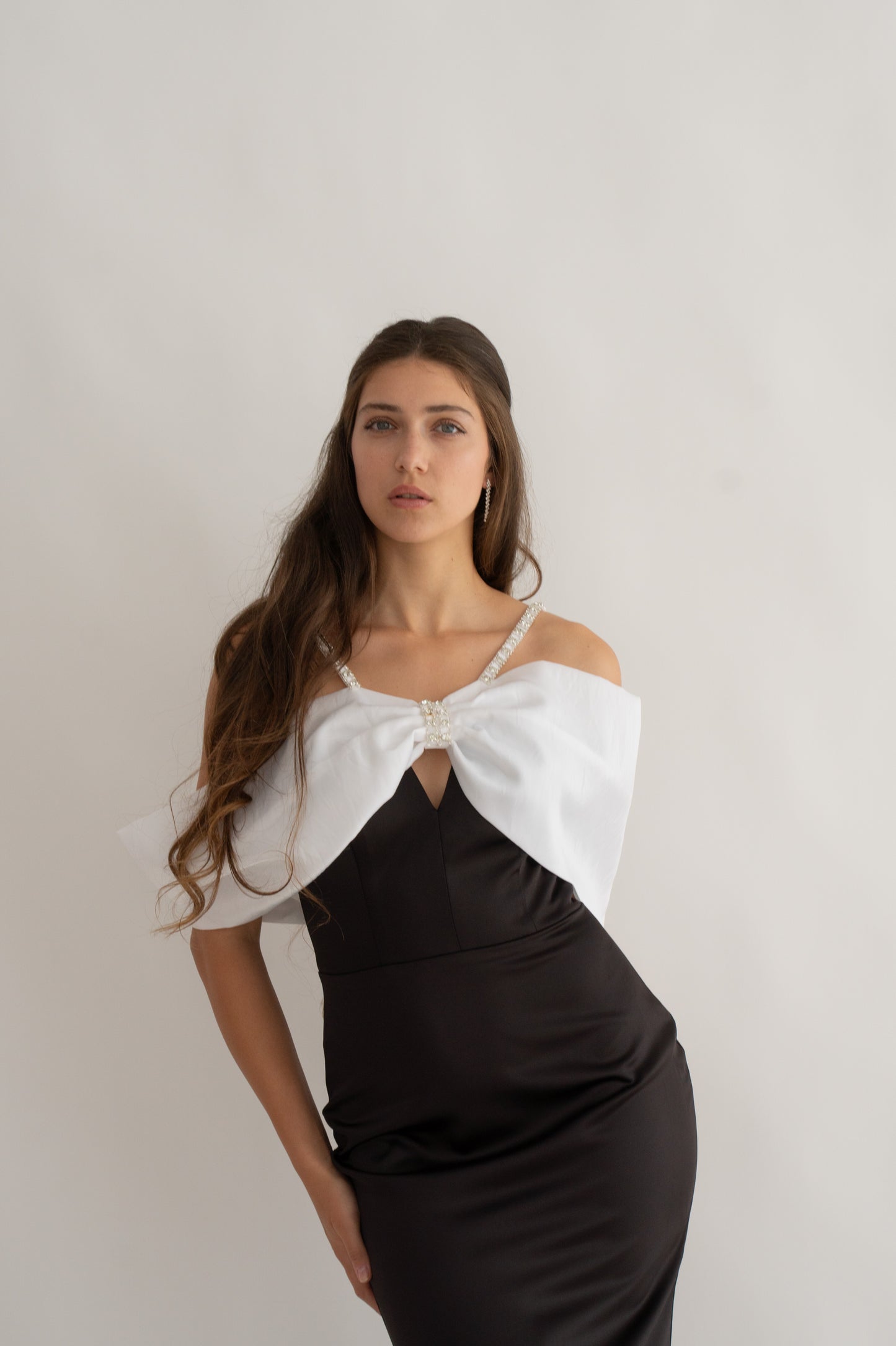 Rochie de Ocazie cu Bretele Strălucitoare și Fundă Maxi - Eleonora Bow Dress (AT6) - Negru