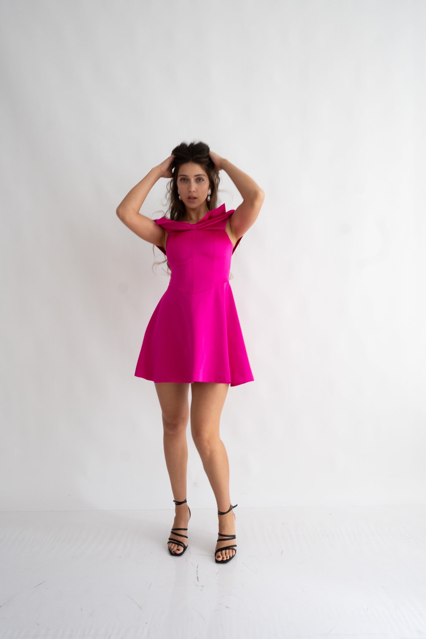 Rochie scurtă fucsia cu fundă și umeri goi – Bella