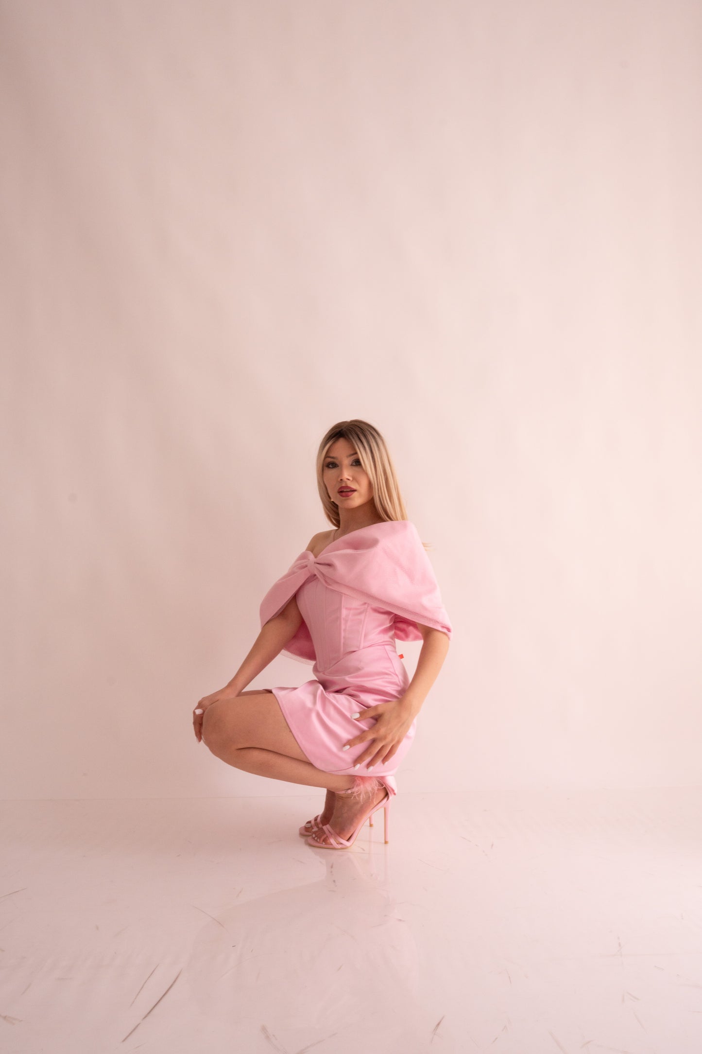 Rochie scurtă din satin roz cu fundă supradimensionată – perfectă pentru invitate la nuntă sau evenimente speciale- Blush Belle