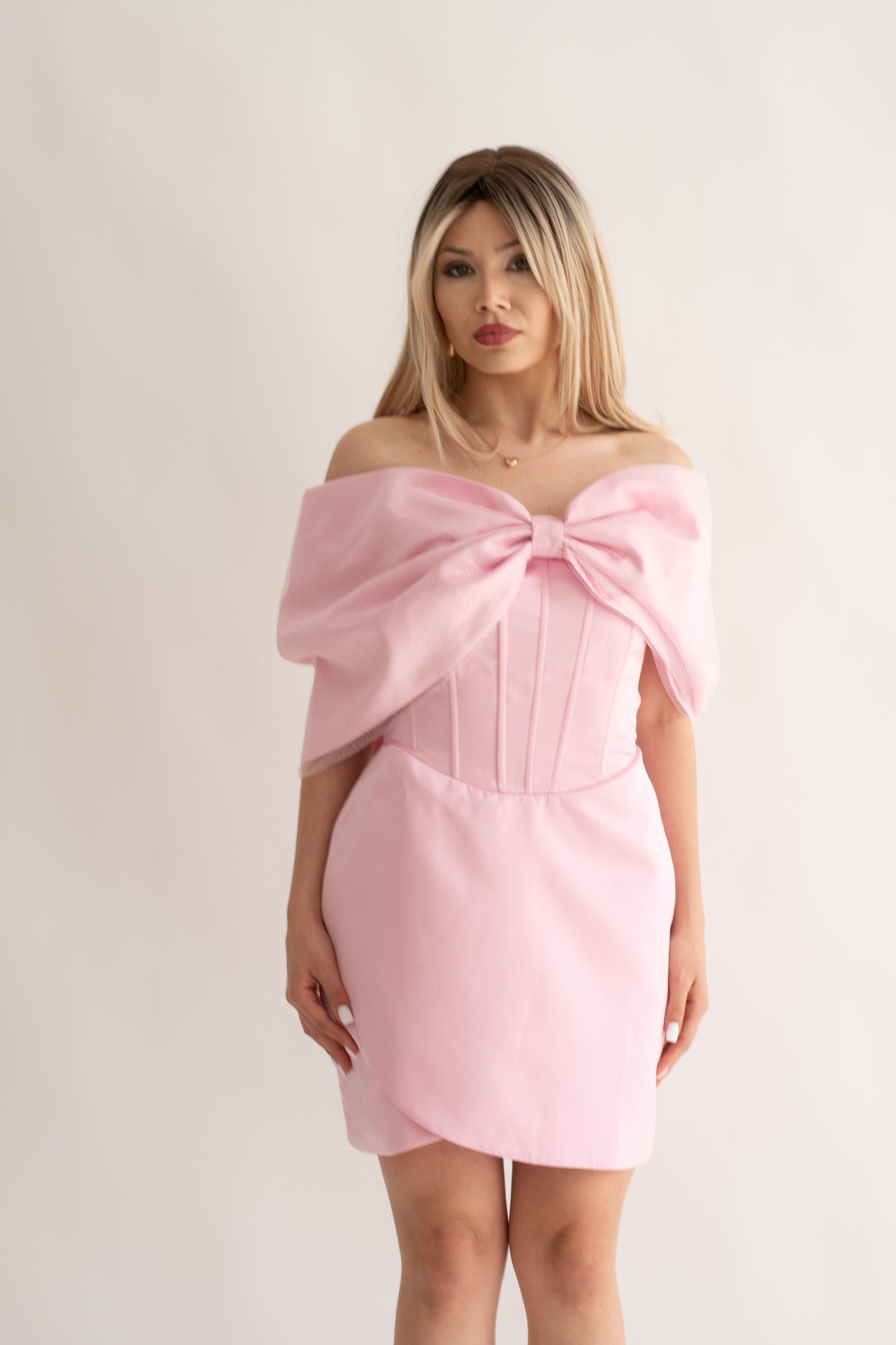 Rochie scurtă din satin roz cu fundă supradimensionată – perfectă pentru invitate la nuntă sau evenimente speciale- Blush Belle