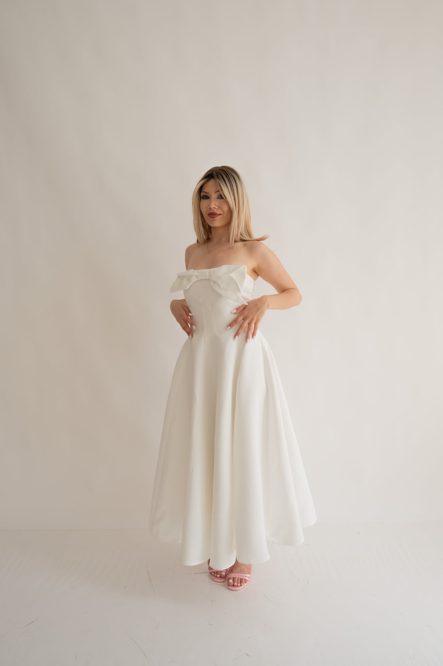 Rochie albă midi “Monroe” cu decolteu și fundă delicată – perfectă pentru cununia civilă