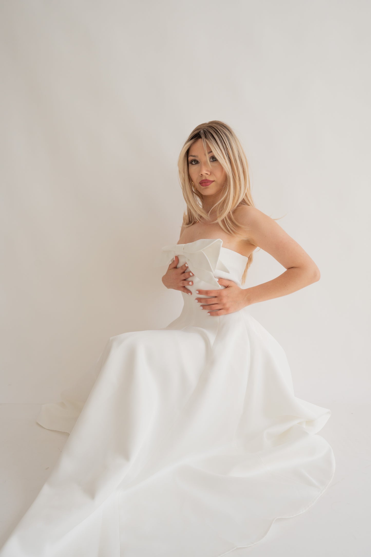 Rochie albă midi “Monroe” cu decolteu și fundă delicată – perfectă pentru cununia civilă