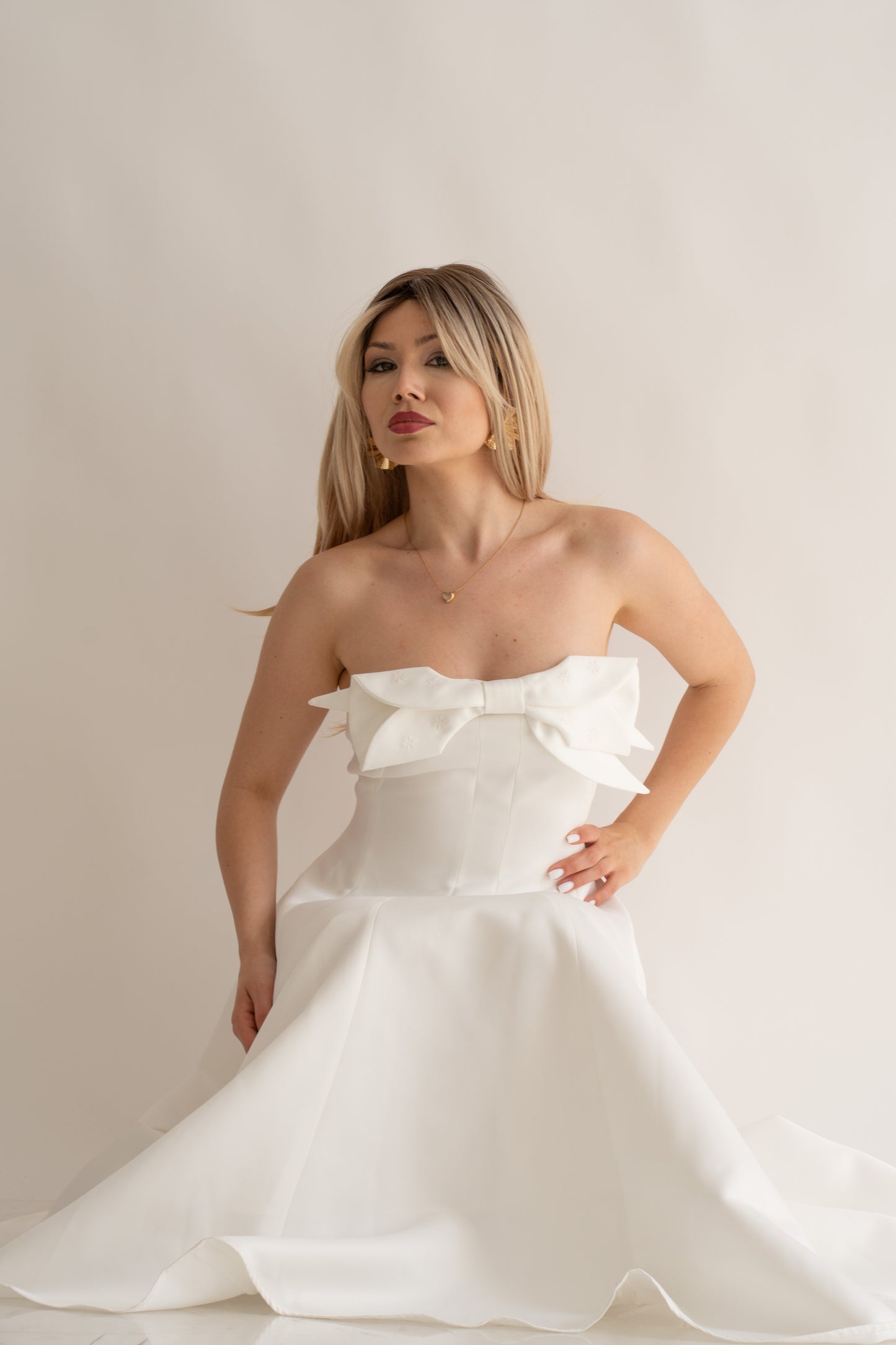 Rochie albă midi “Monroe” cu decolteu și fundă delicată – perfectă pentru cununia civilă
