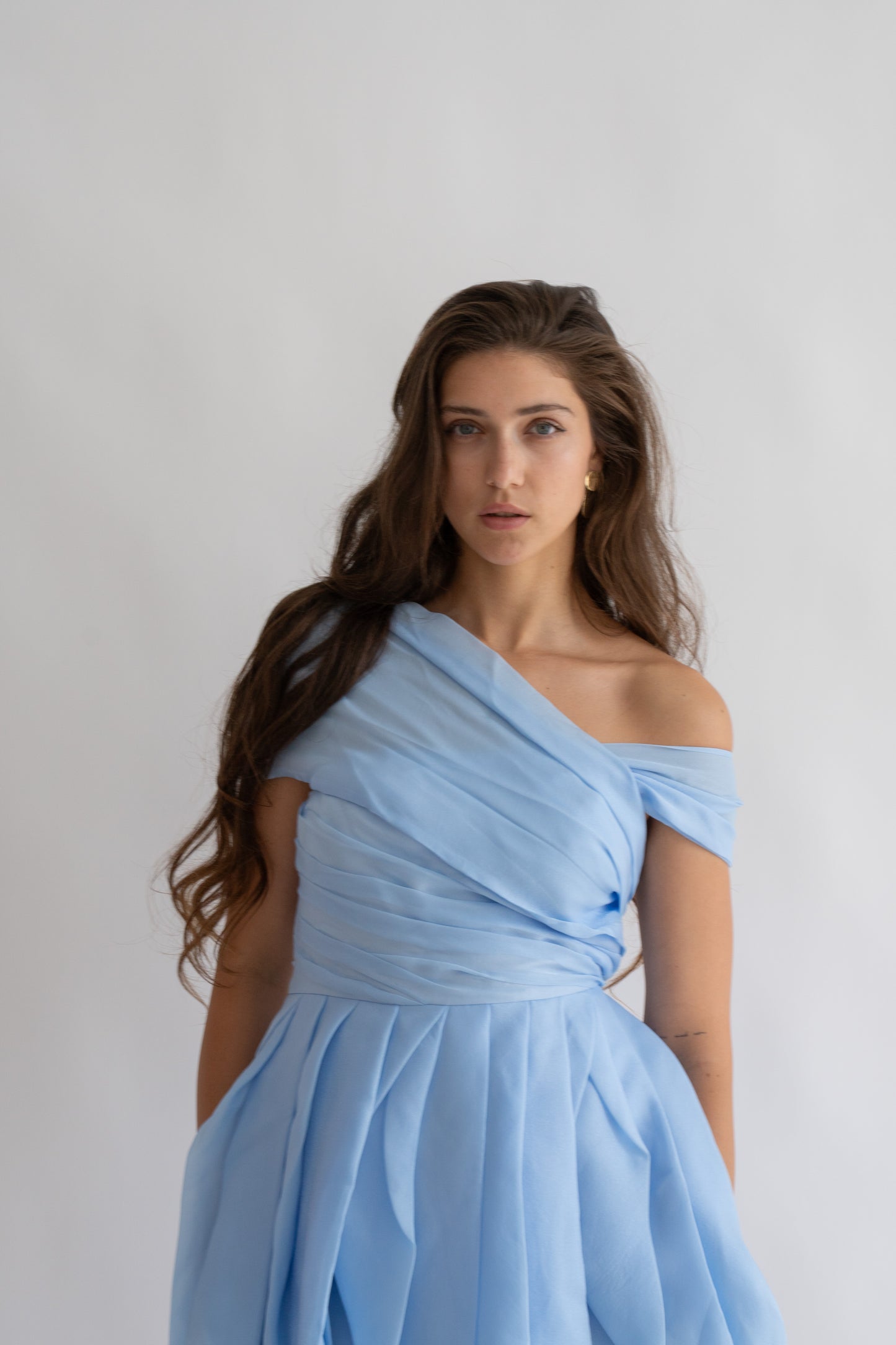 Rochie bleu “Rapunzel” scurtă, pe umeri – pentru un look de poveste
