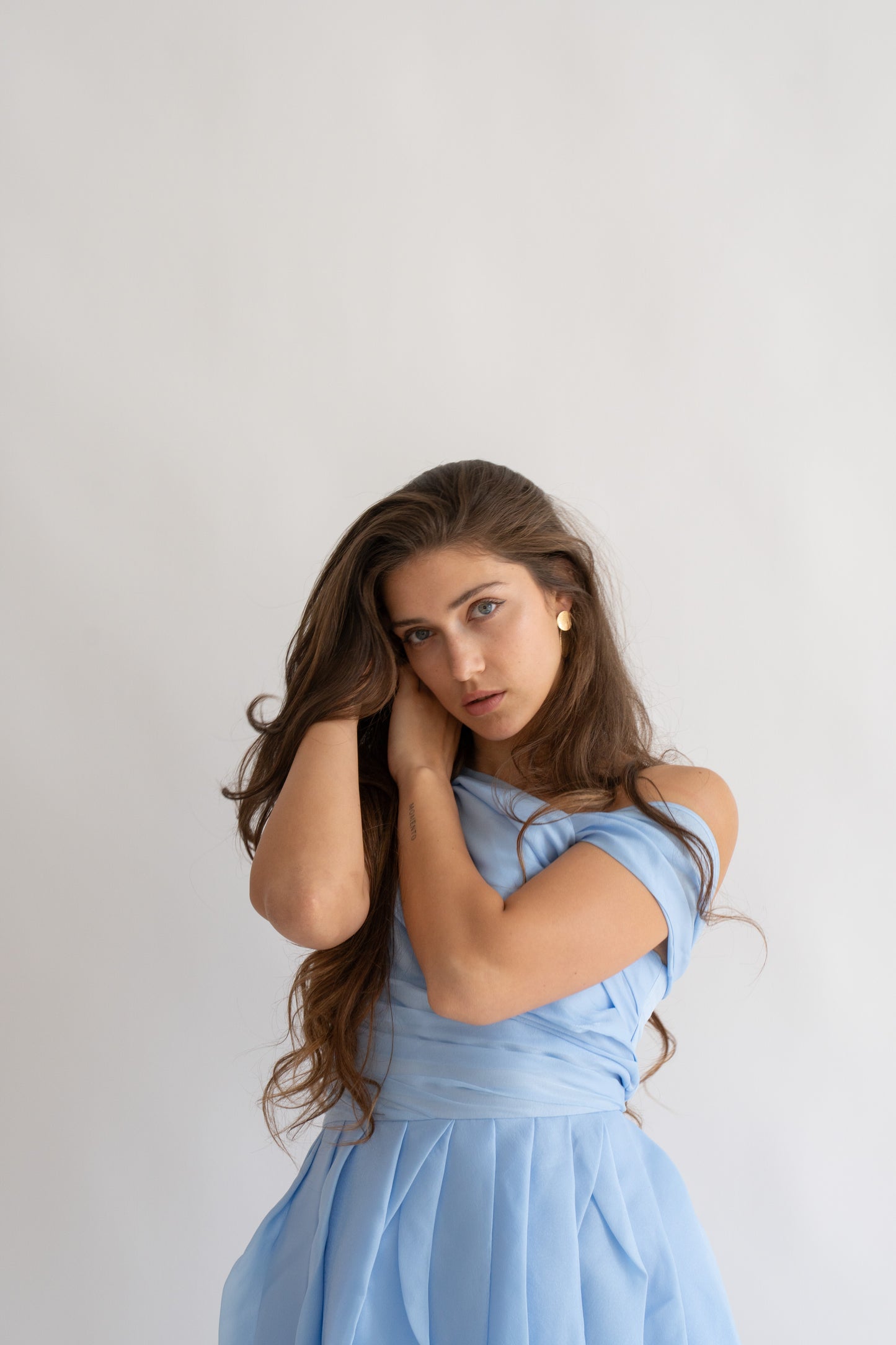 Rochie bleu “Rapunzel” scurtă, pe umeri – pentru un look de poveste