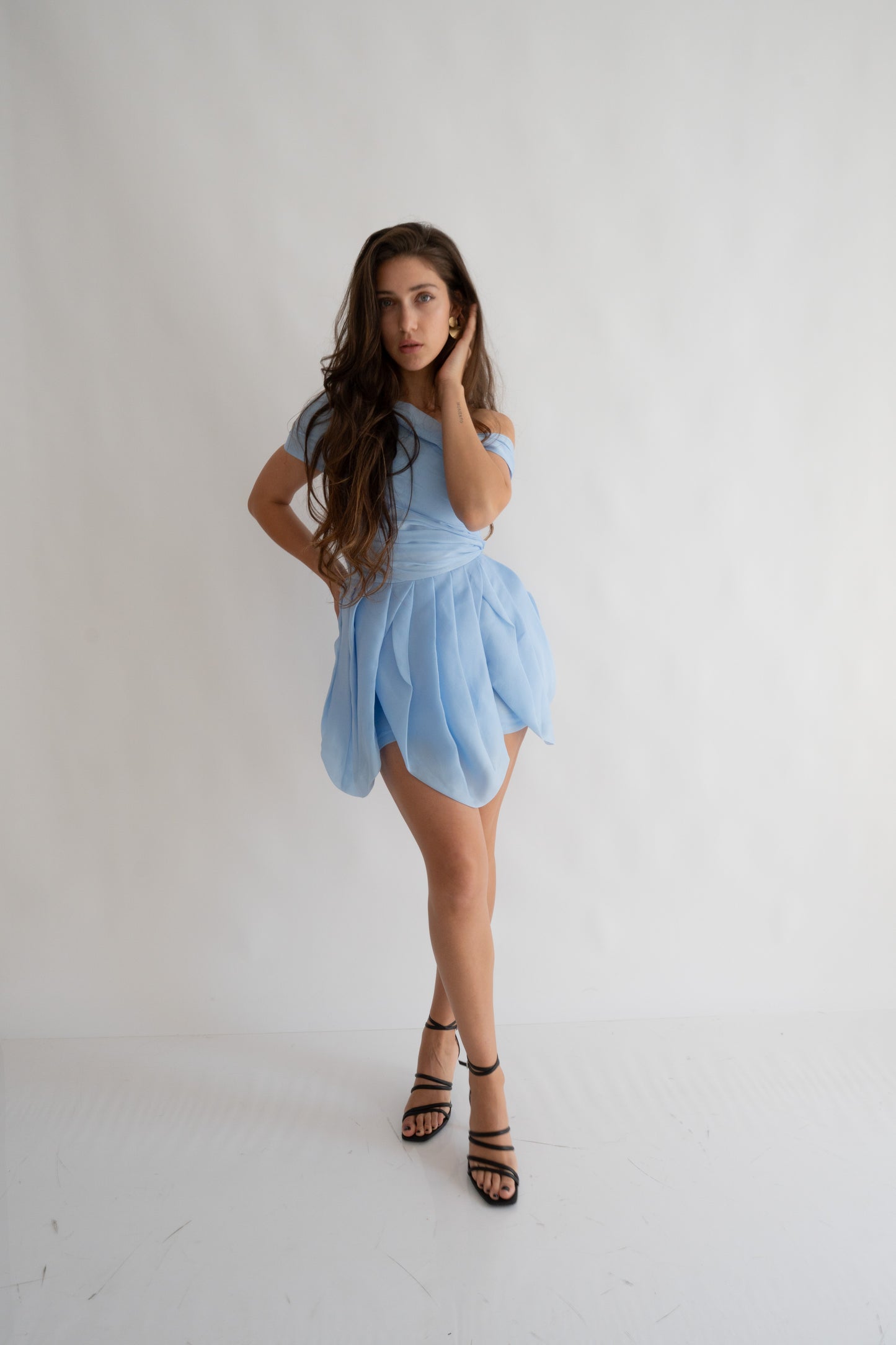 Rochie bleu “Rapunzel” scurtă, pe umeri – pentru un look de poveste
