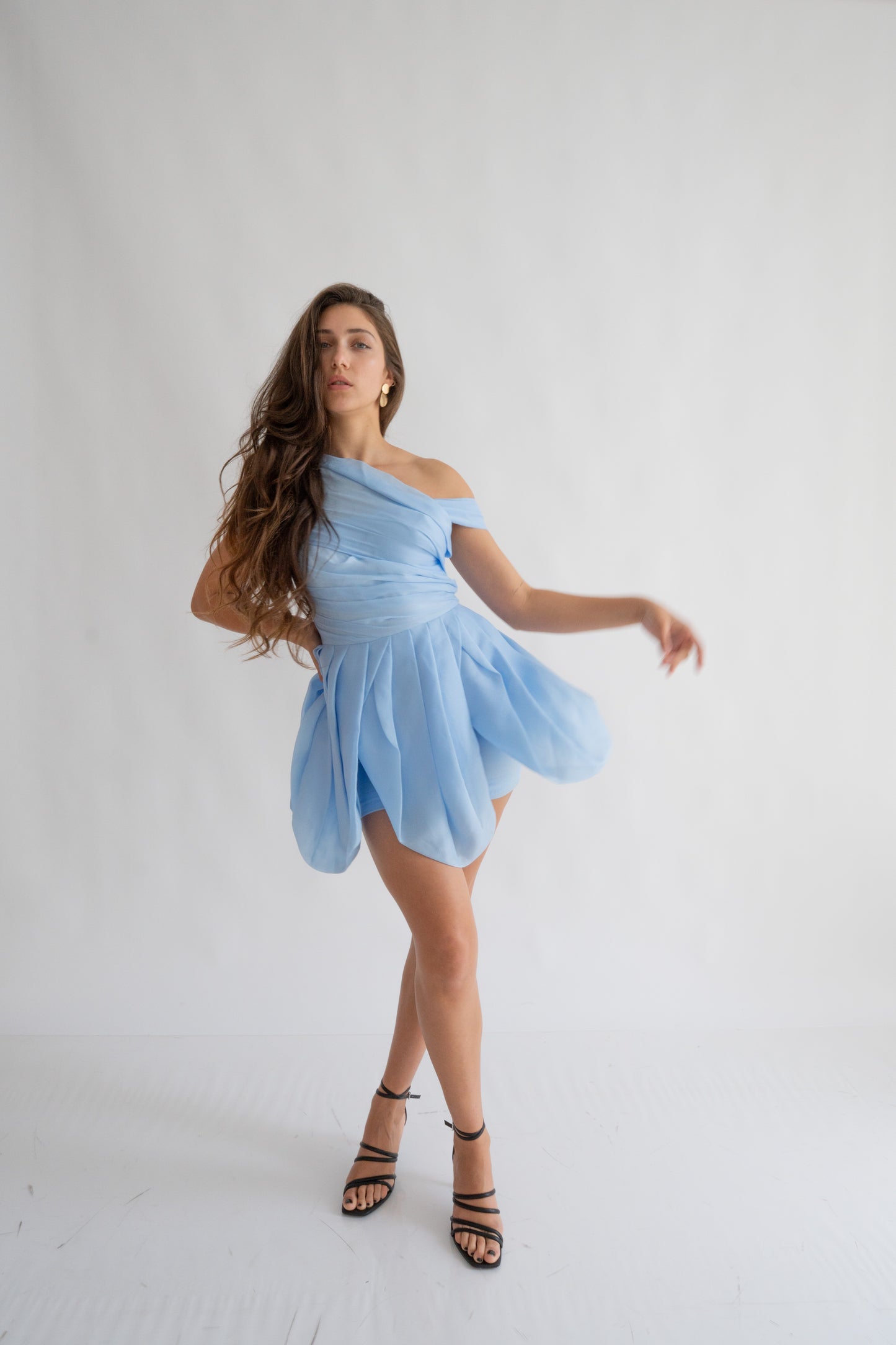 Rochie bleu “Rapunzel” scurtă, pe umeri – pentru un look de poveste
