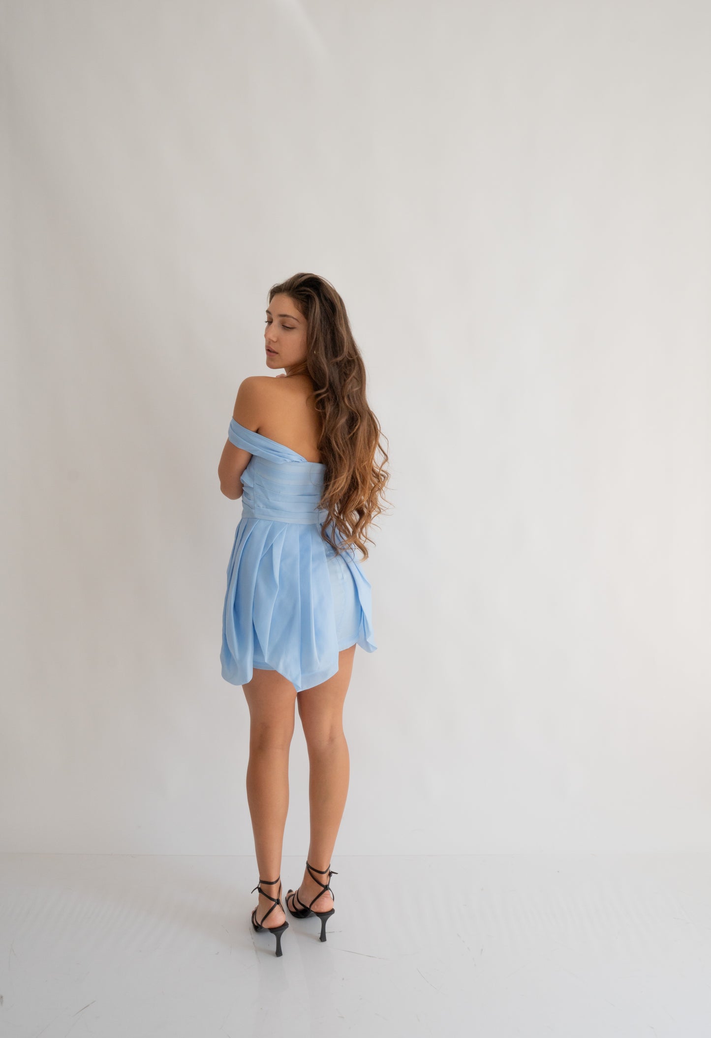 Rochie bleu “Rapunzel” scurtă, pe umeri – pentru un look de poveste