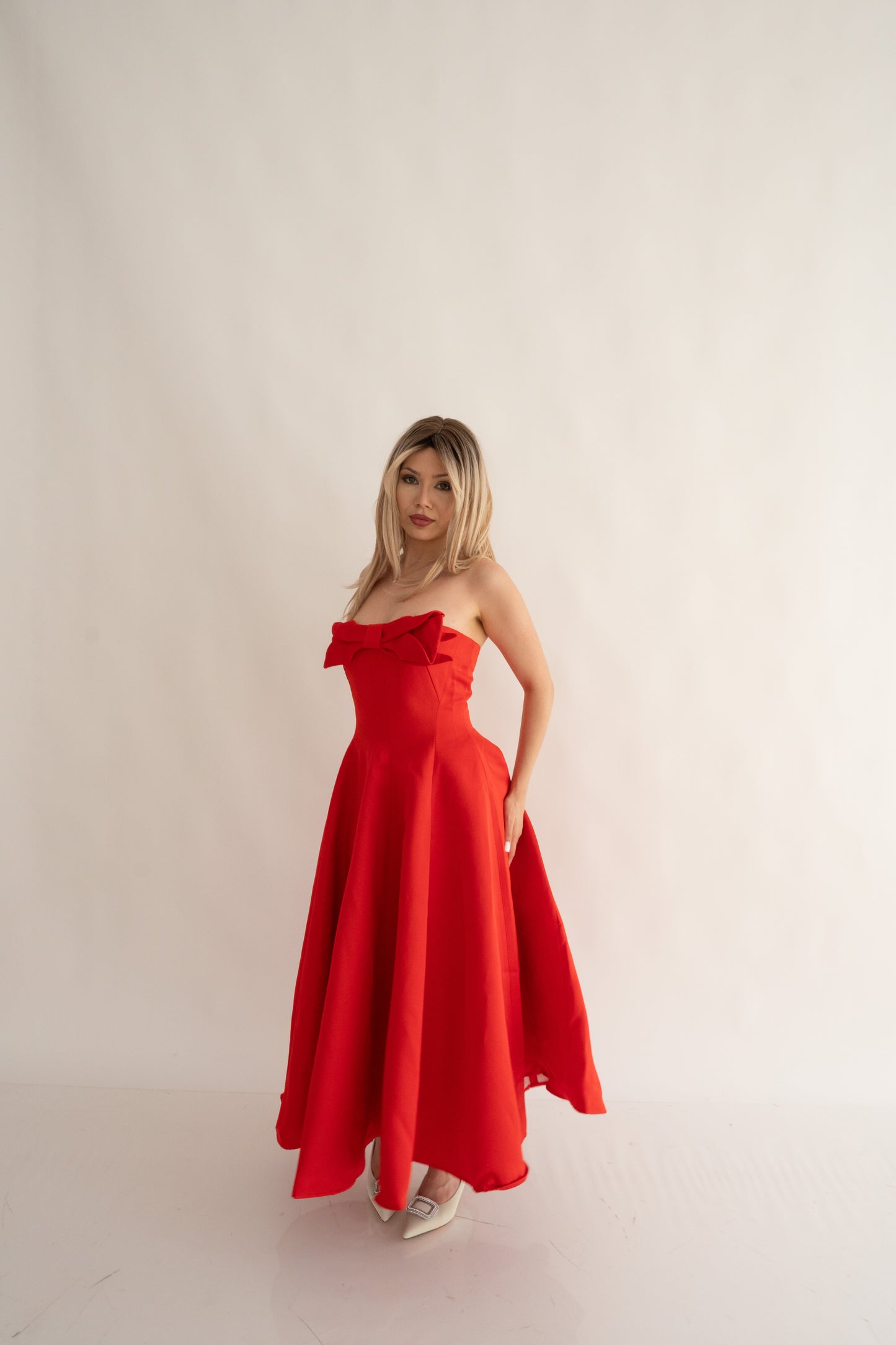 Rochie roșie midi “Scarlet” fără bretele, cu fundă delicată – senzualitate și eleganță