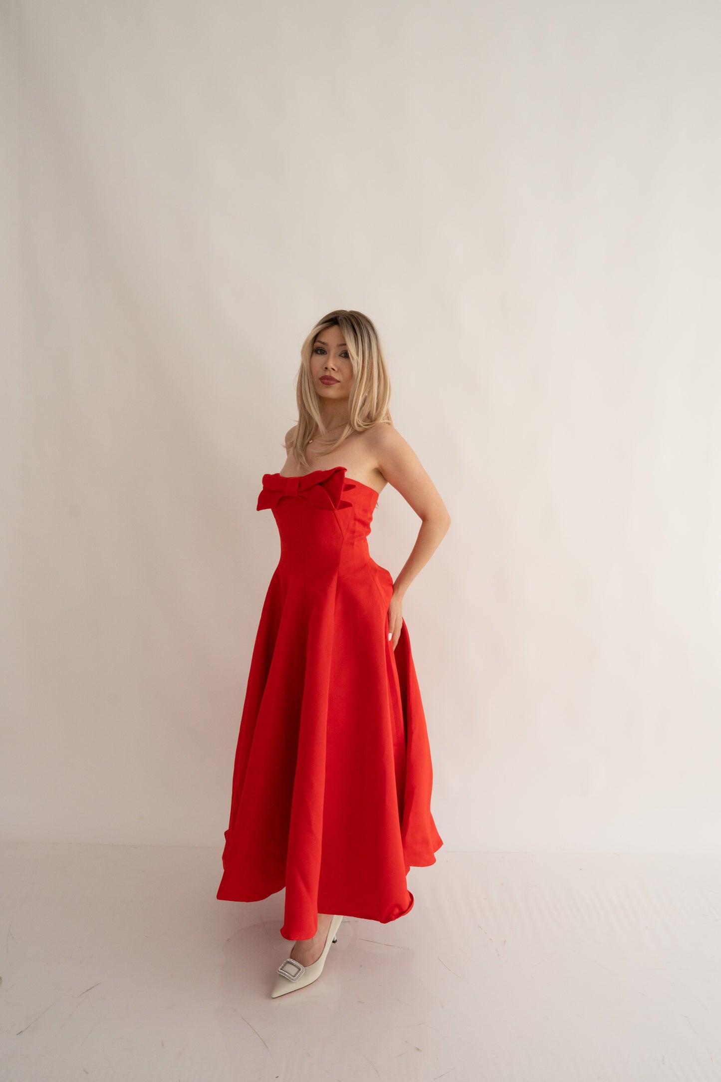 Rochie roșie midi “Scarlet” fără bretele, cu fundă delicată – senzualitate și eleganță