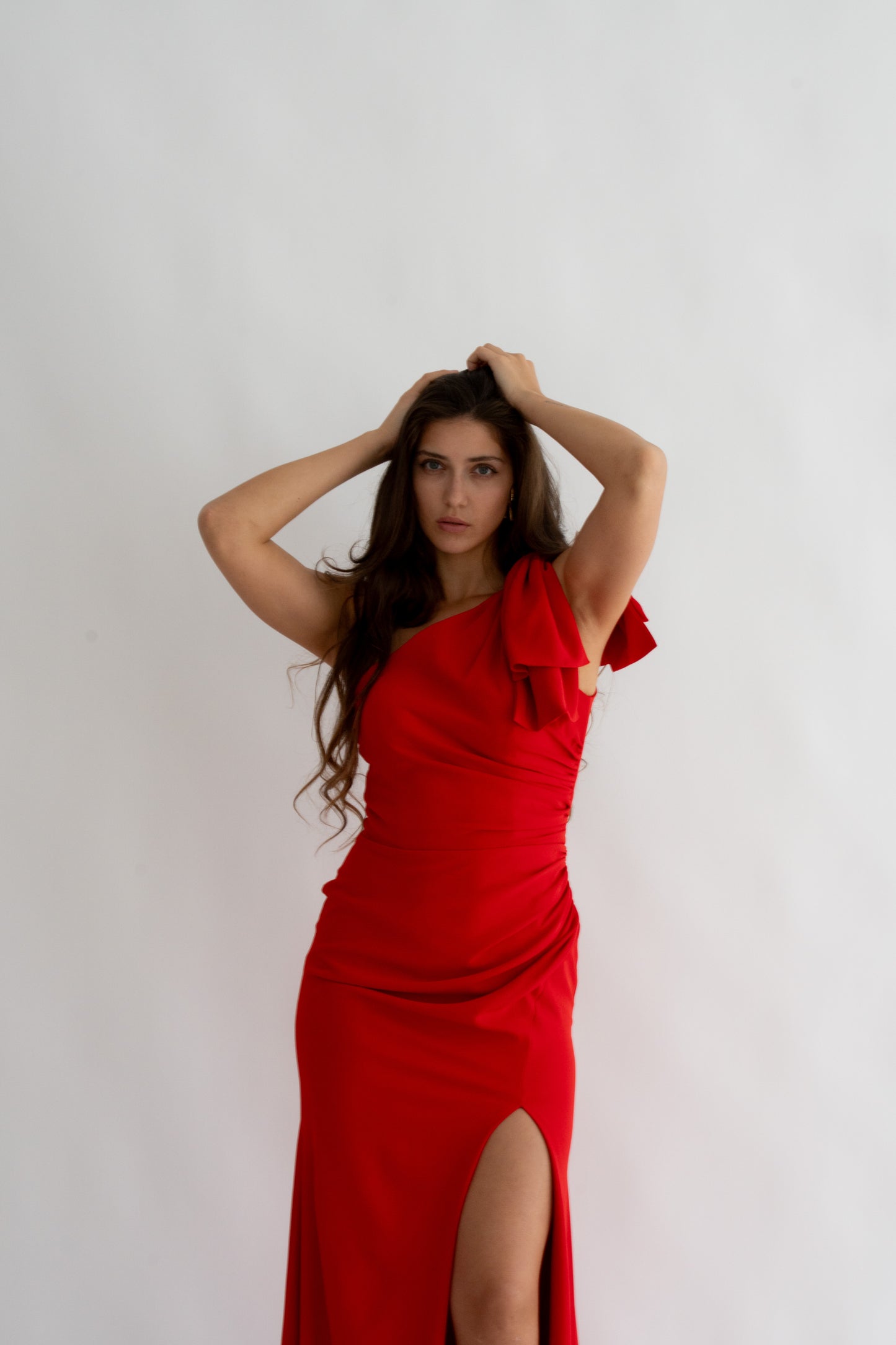 Rochie elegantă lungă cu slit și fundă, pe un umăr – Eleonora Rose Bow (AT1)
