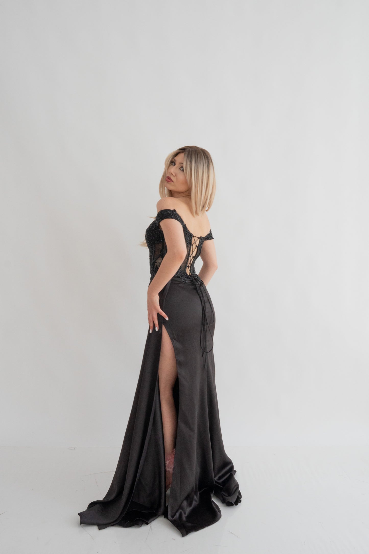 Rosie lungă cu șliț, corset și cu Accente Strălucitoare Eleanora Star Dress (AT7) - Negru
