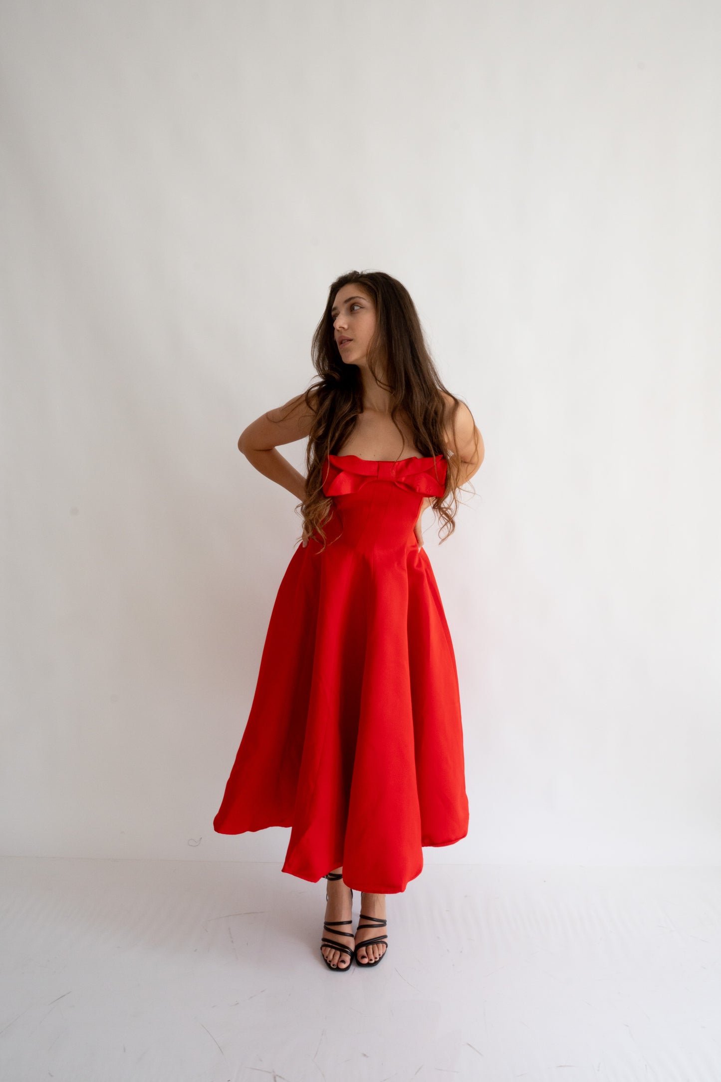 Rochie roșie midi “Scarlet” fără bretele, cu fundă delicată – senzualitate și eleganță