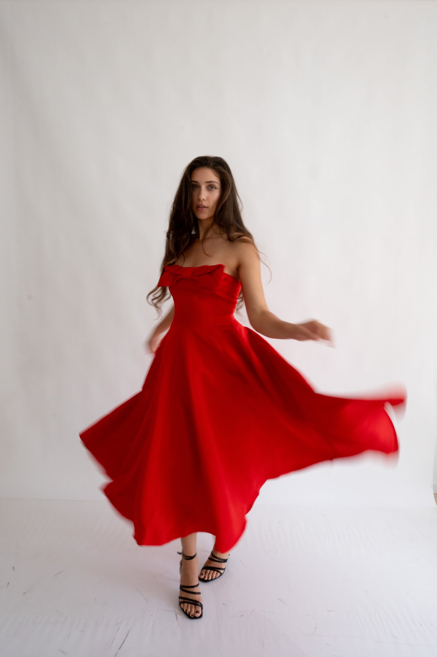 Rochie roșie midi “Scarlet” fără bretele, cu fundă delicată – senzualitate și eleganță