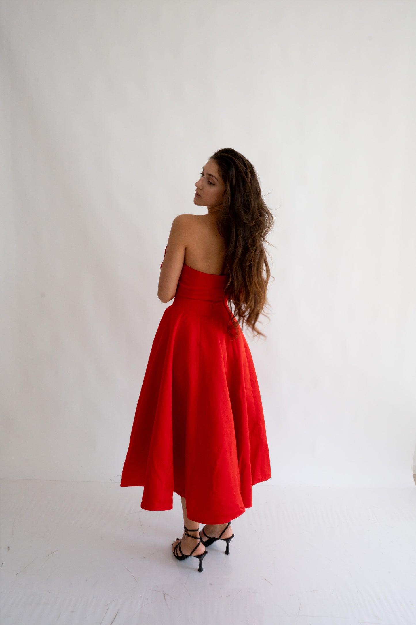 Rochie roșie midi “Scarlet” fără bretele, cu fundă delicată – senzualitate și eleganță