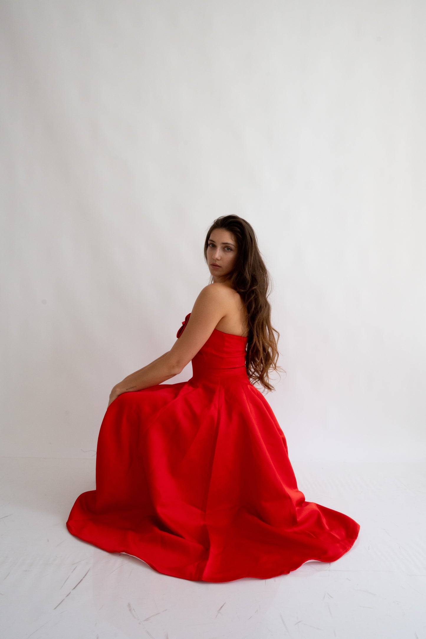 Rochie roșie midi “Scarlet” fără bretele, cu fundă delicată – senzualitate și eleganță