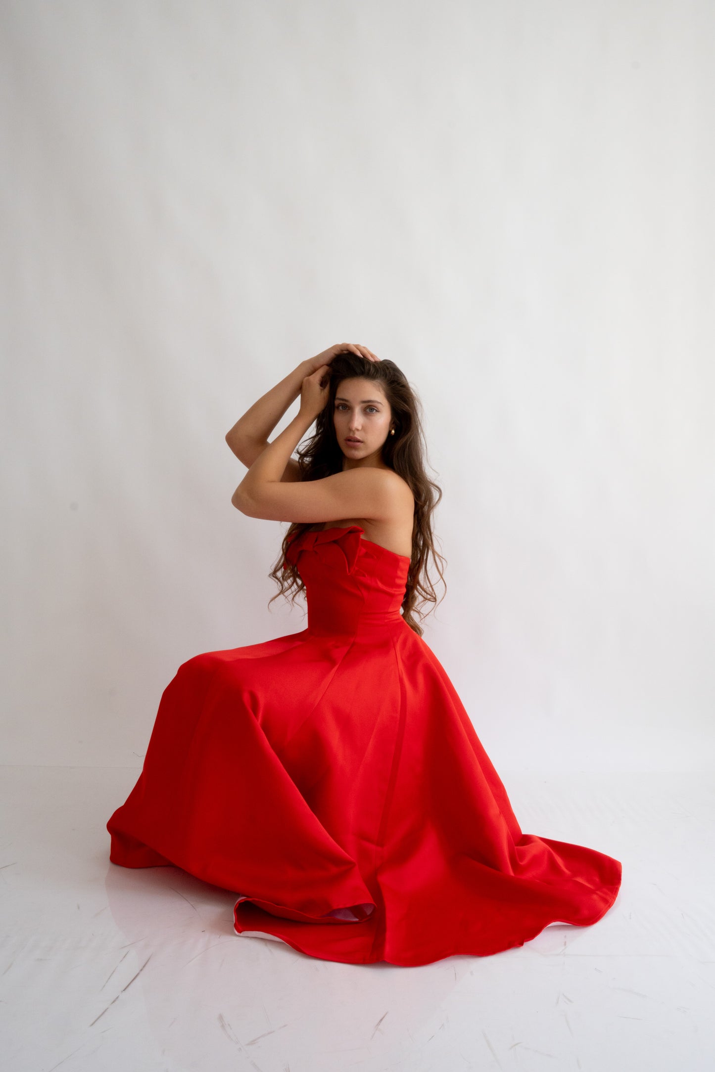 Rochie roșie midi “Scarlet” fără bretele, cu fundă delicată – senzualitate și eleganță
