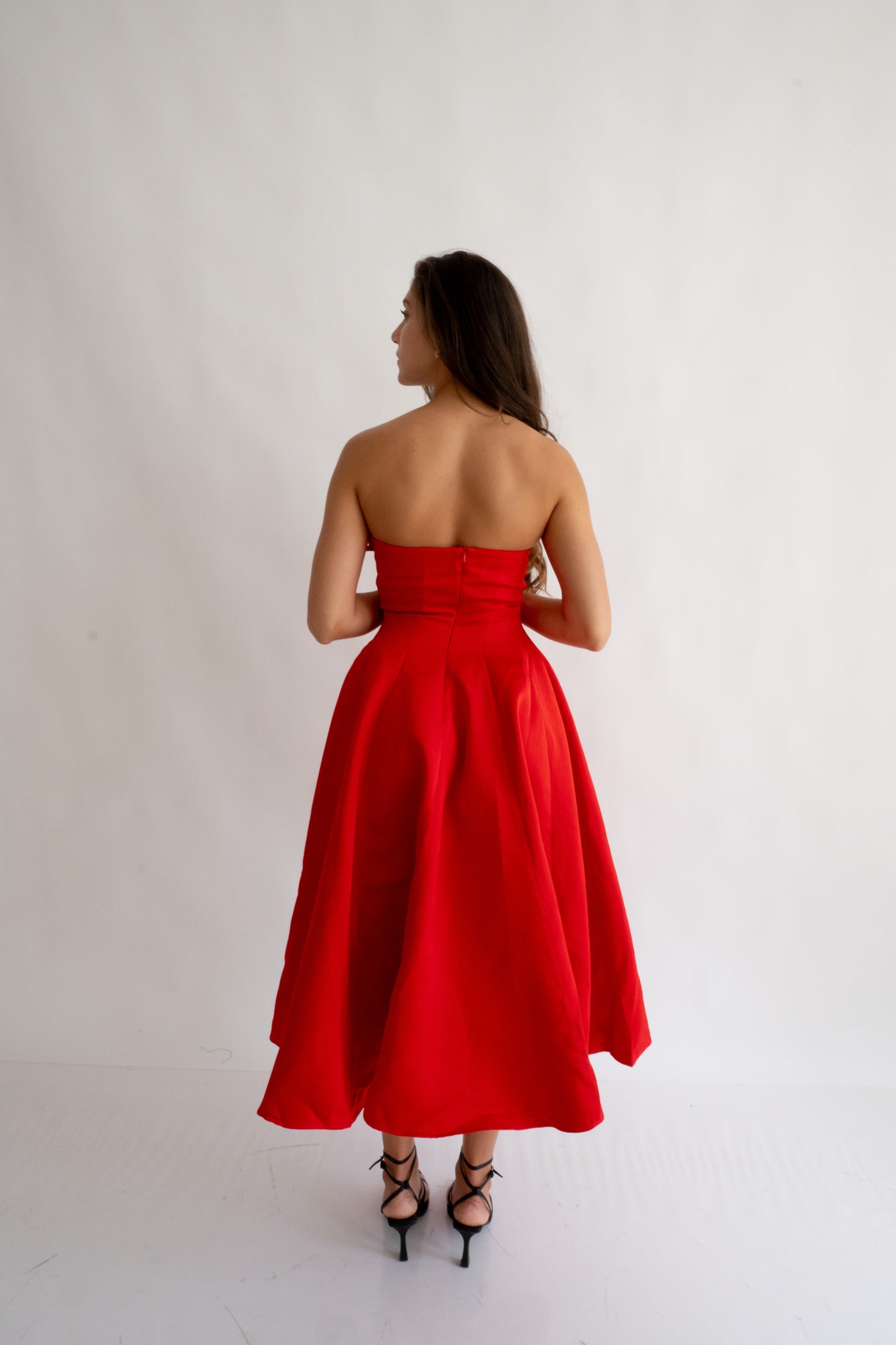 Rochie roșie midi “Scarlet” fără bretele, cu fundă delicată – senzualitate și eleganță