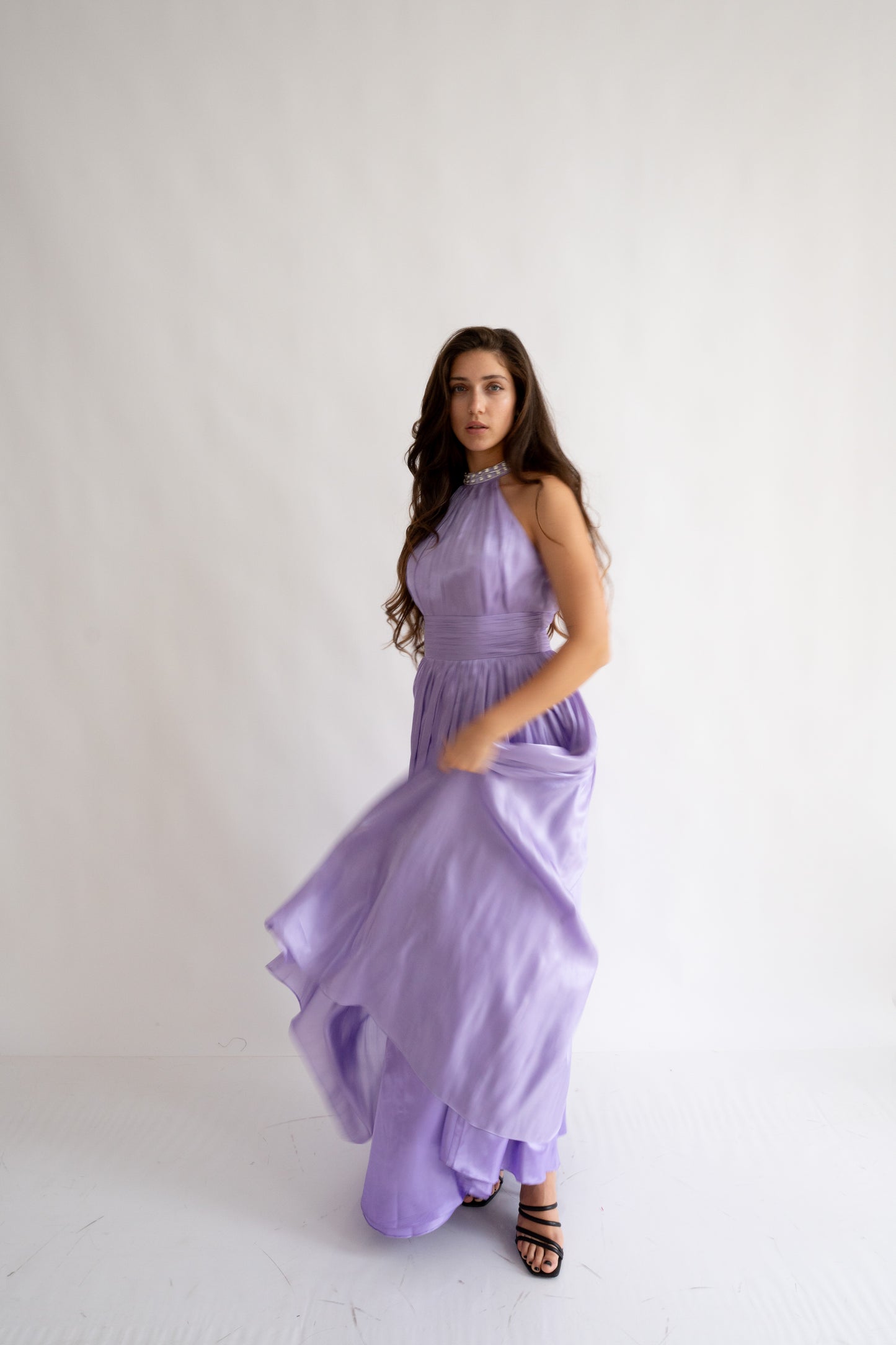 Vestido de novia largo con cuello halter y pedrería – Celeste Glow (AT2)