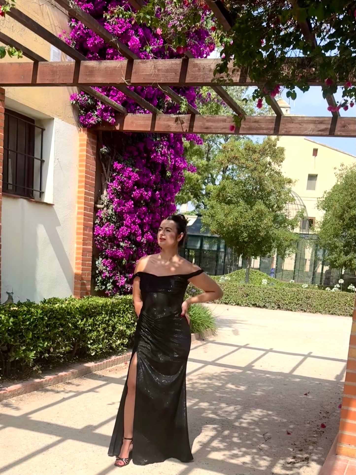 Rochia Sofia Neagra – Umeri Goi & Slit Lateral