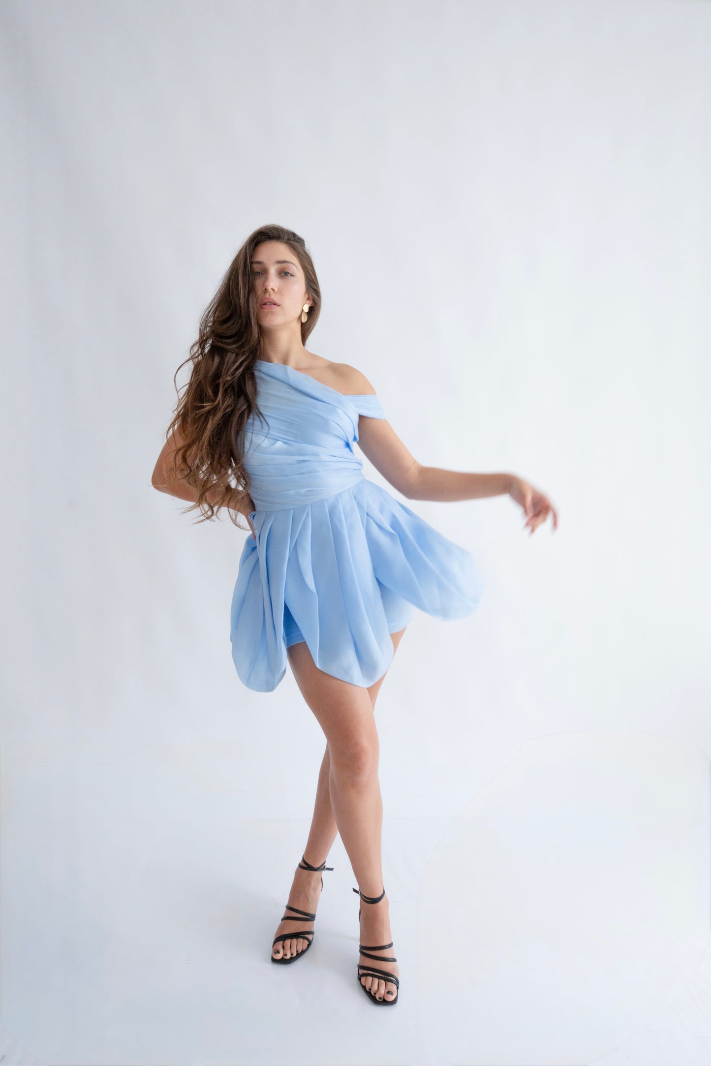 Rochie bleu “Rapunzel” scurtă, pe umeri – pentru un look de poveste