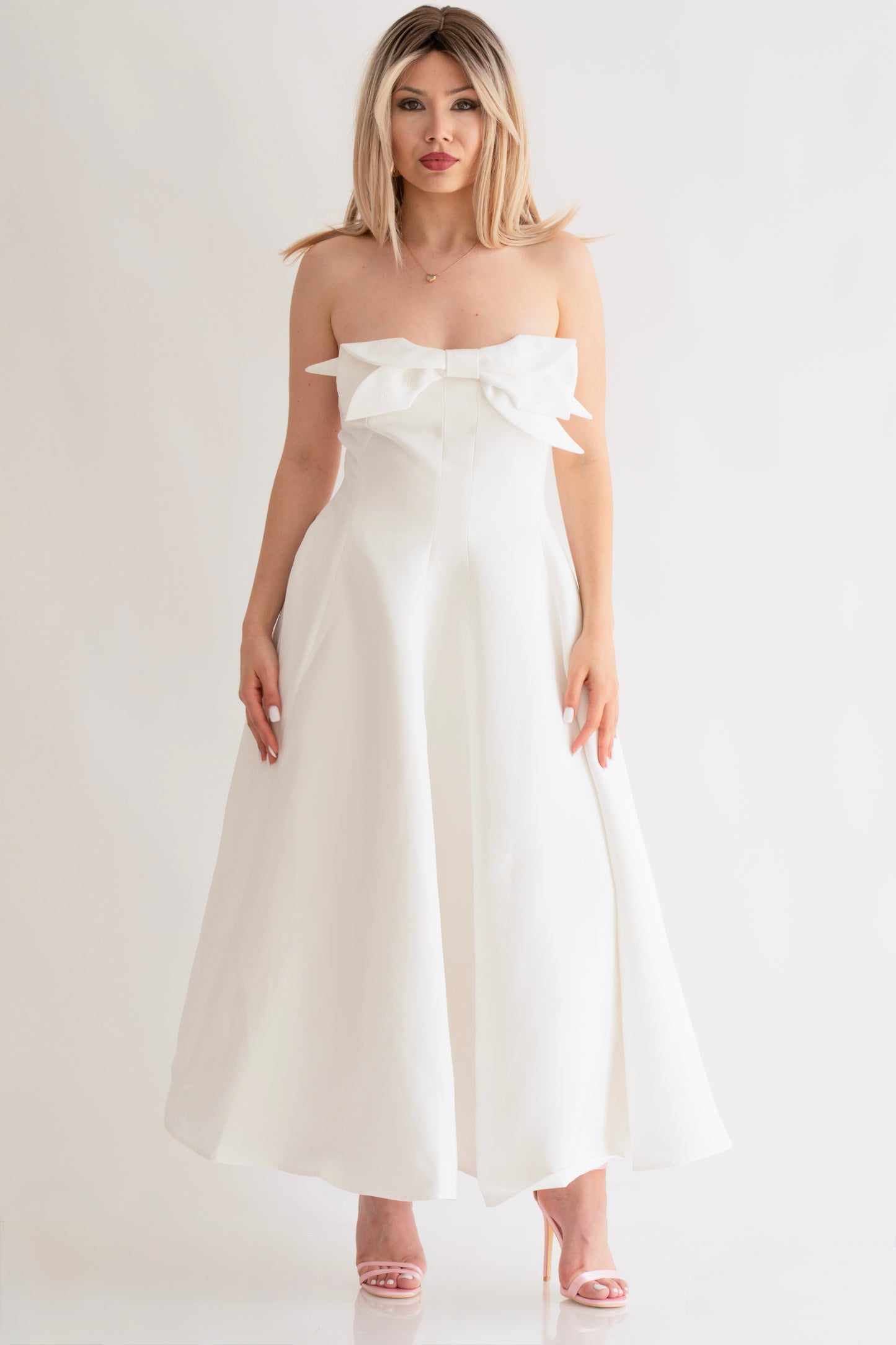 Rochie albă midi “Monroe” cu decolteu și fundă delicată – perfectă pentru cununia civilă