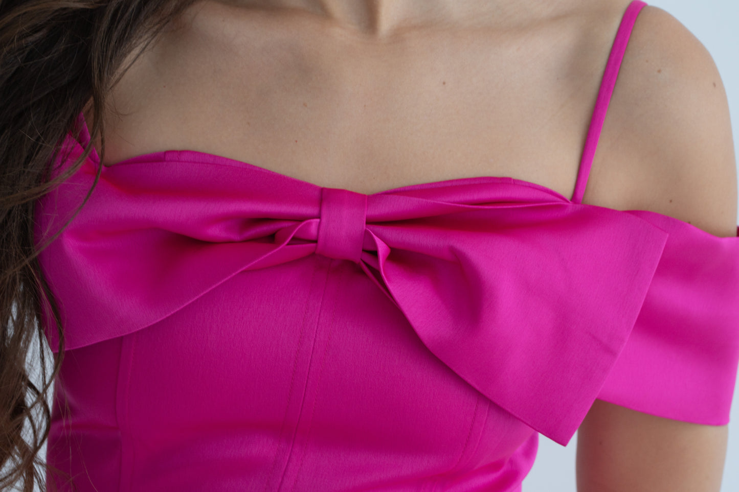 Rochie scurtă fucsia cu fundă și umeri goi – Bella