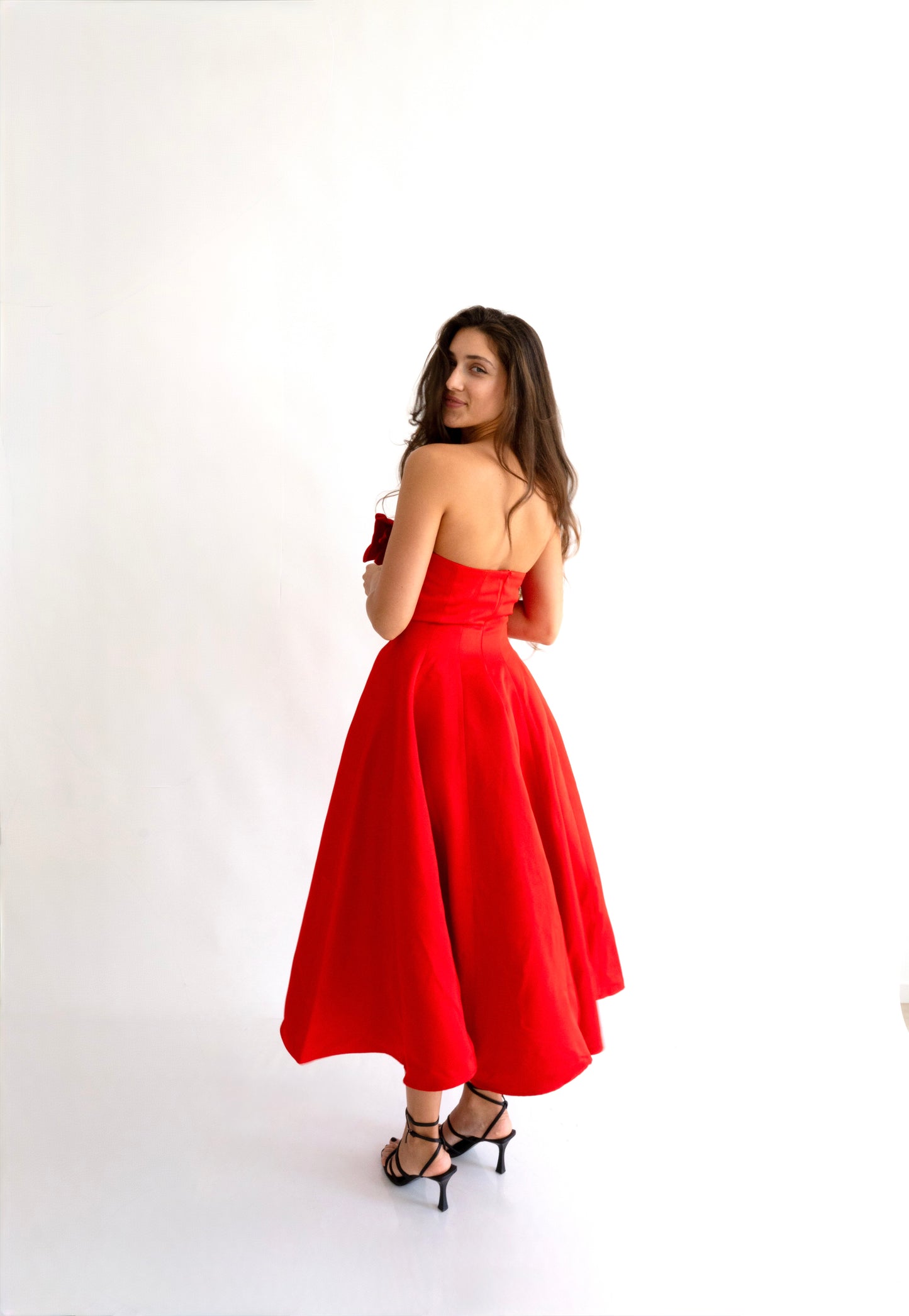 Rochie roșie midi “Scarlet” fără bretele, cu fundă delicată – senzualitate și eleganță