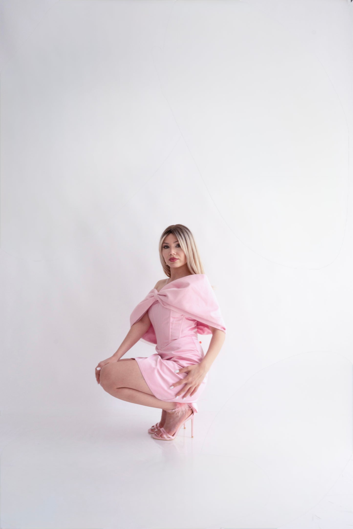 Rochie scurtă din satin roz cu fundă supradimensionată – perfectă pentru invitate la nuntă sau evenimente speciale- Blush Belle