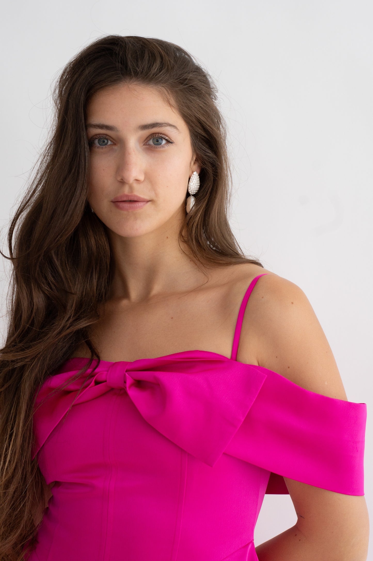 Rochie scurtă fucsia cu fundă și umeri goi – Bella