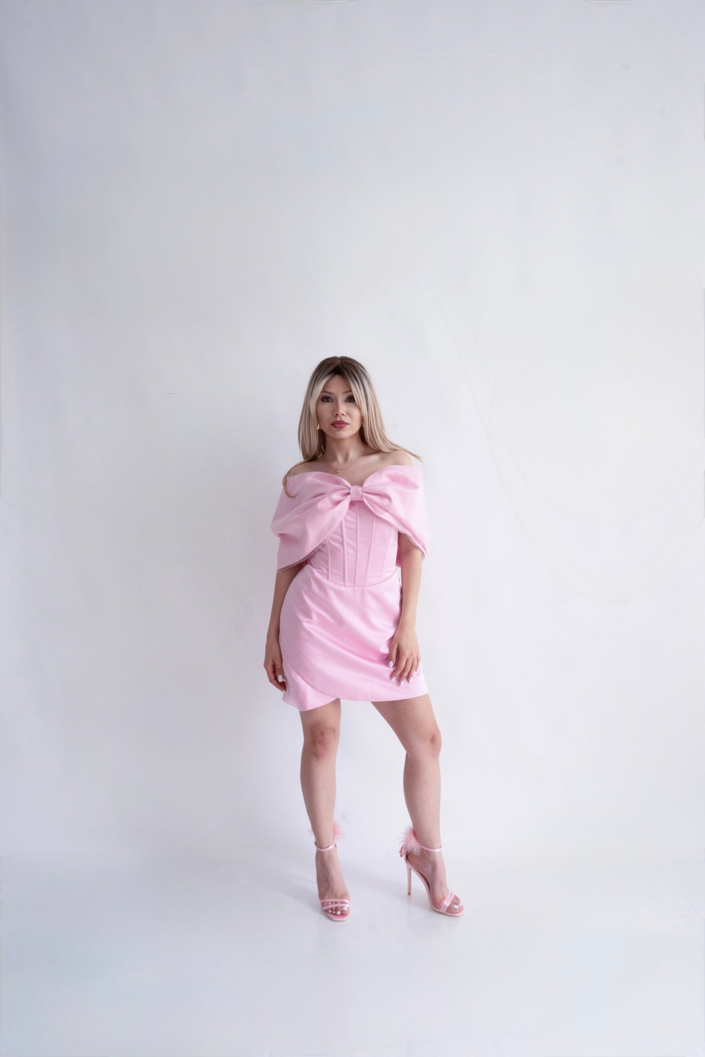 Rochie scurtă din satin roz cu fundă supradimensionată – perfectă pentru invitate la nuntă sau evenimente speciale- Blush Belle