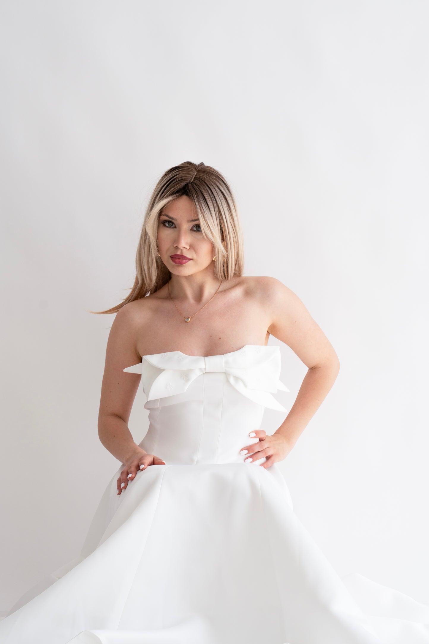 Rochie albă midi “Monroe” cu decolteu și fundă delicată – perfectă pentru cununia civilă
