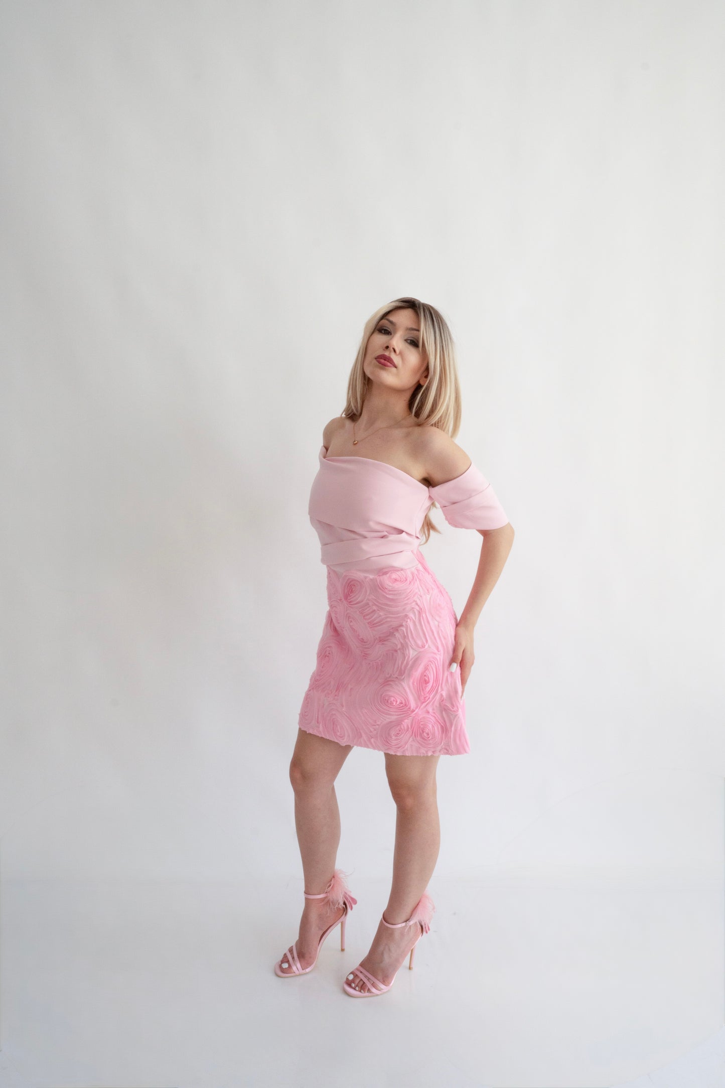 Rochie roz pudrat “Floréa” scurtă, pe umeri, cu flori aplicate – feminitate în floare