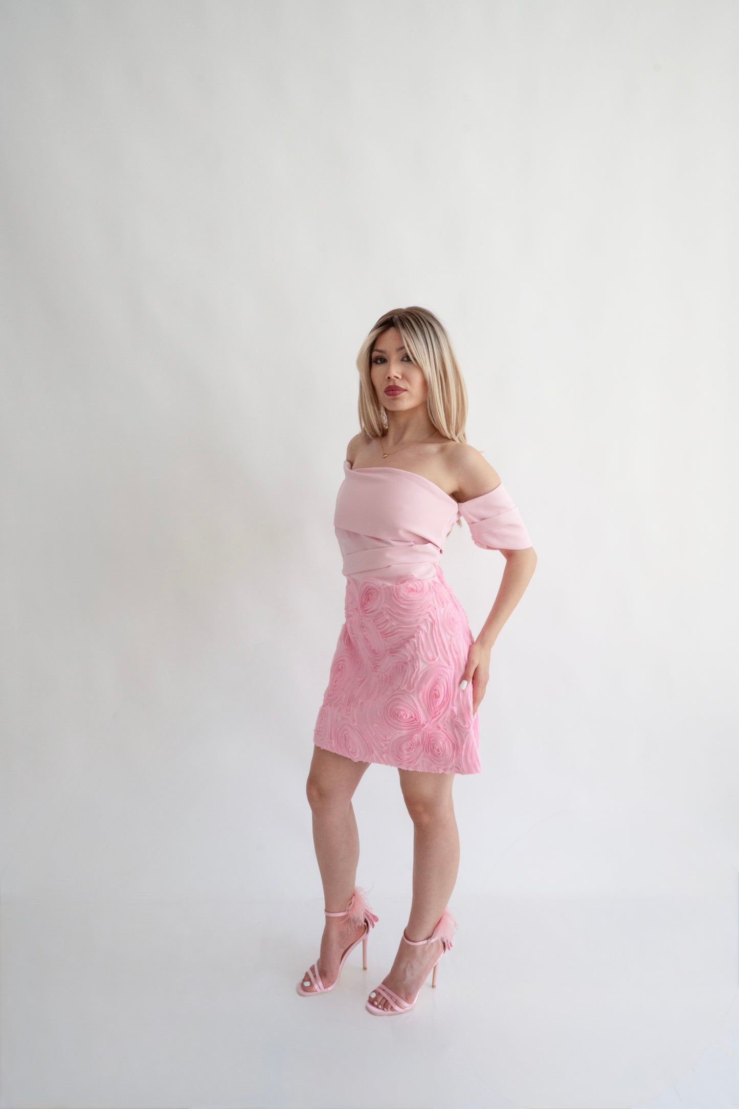 Rochie roz pudrat “Floréa” scurtă, pe umeri, cu flori aplicate – feminitate în floare