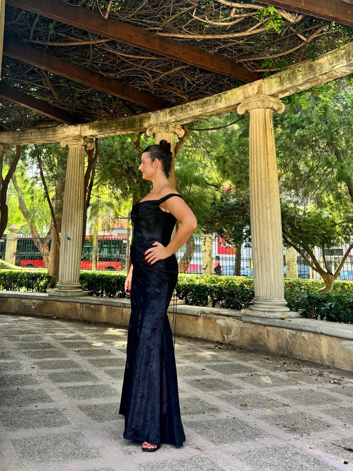 Rochia Sofia Neagra – Umeri Goi & Slit Lateral