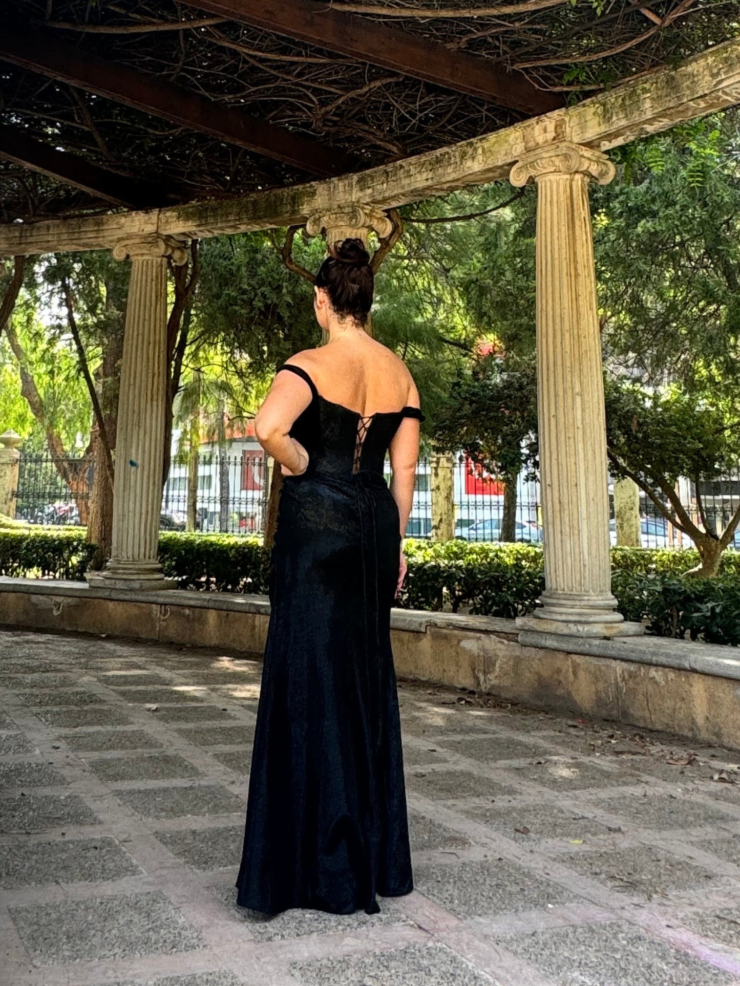 Rochia Sofia Neagra – Umeri Goi & Slit Lateral