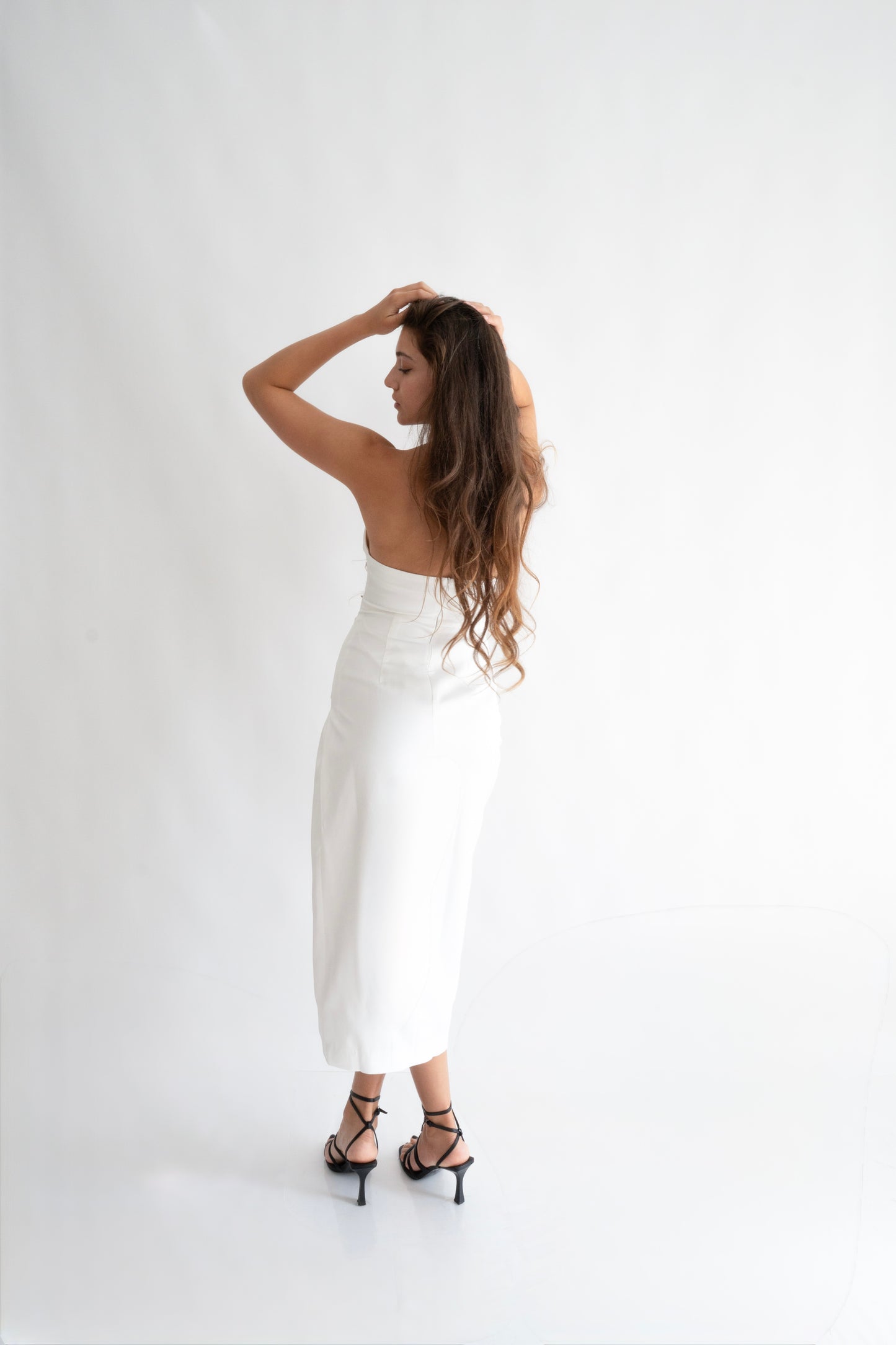 Rochie albă fluidă cu decupaj și halter neck Eleonora Luxe - imagine 9