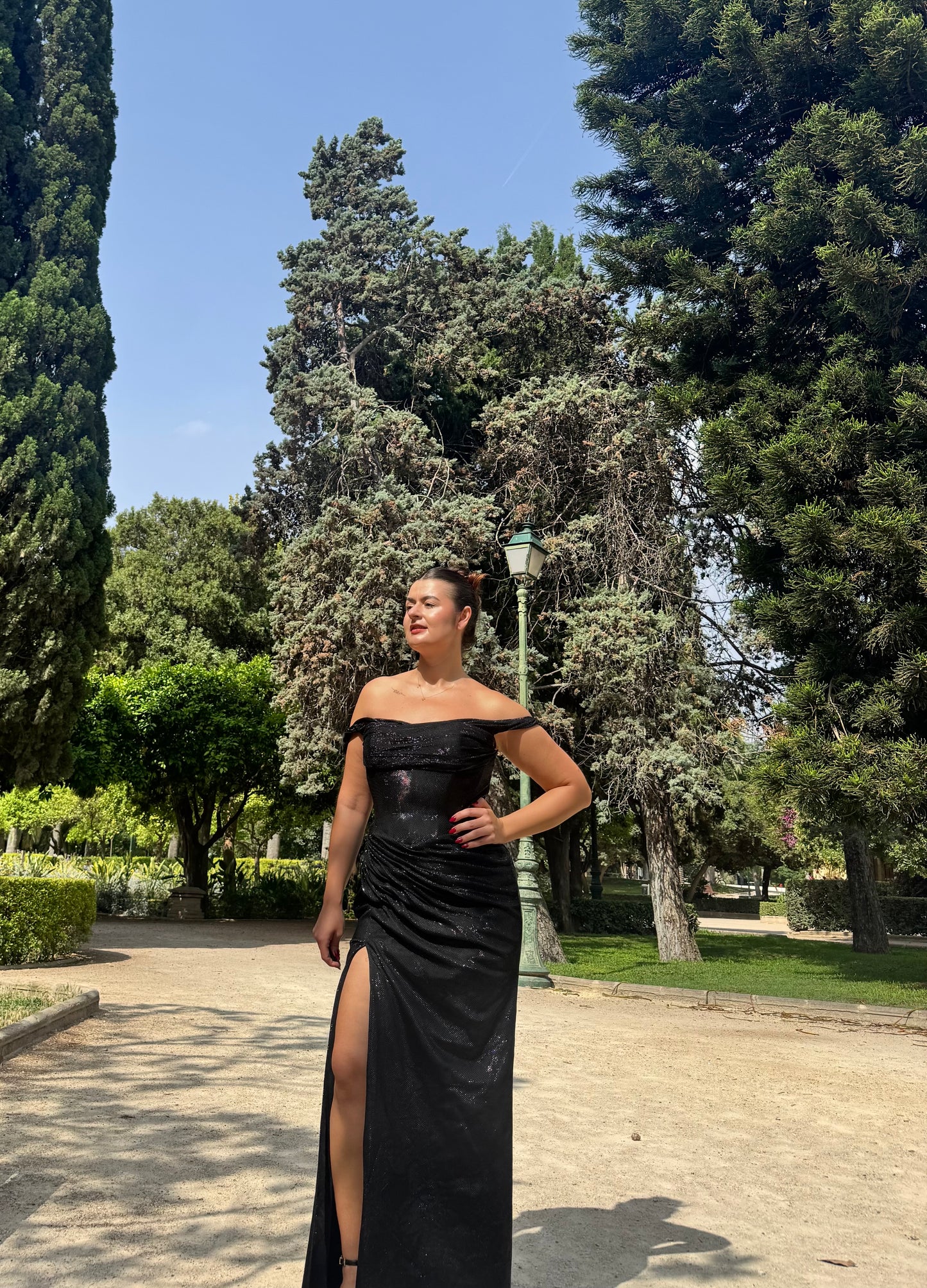 Rochia Sofia Neagra – Umeri Goi & Slit Lateral