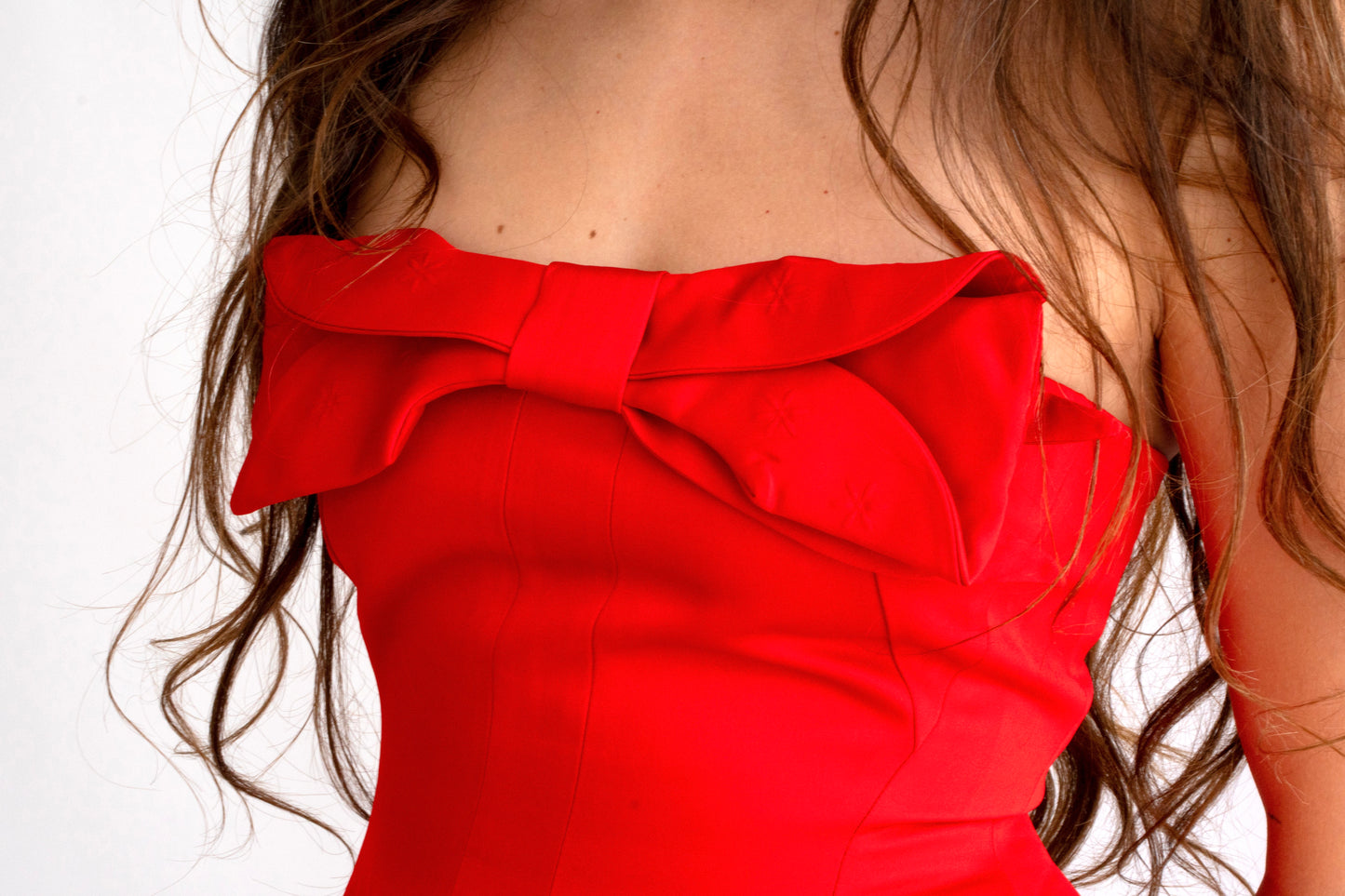 Rochie roșie midi “Scarlet” fără bretele, cu fundă delicată – senzualitate și eleganță