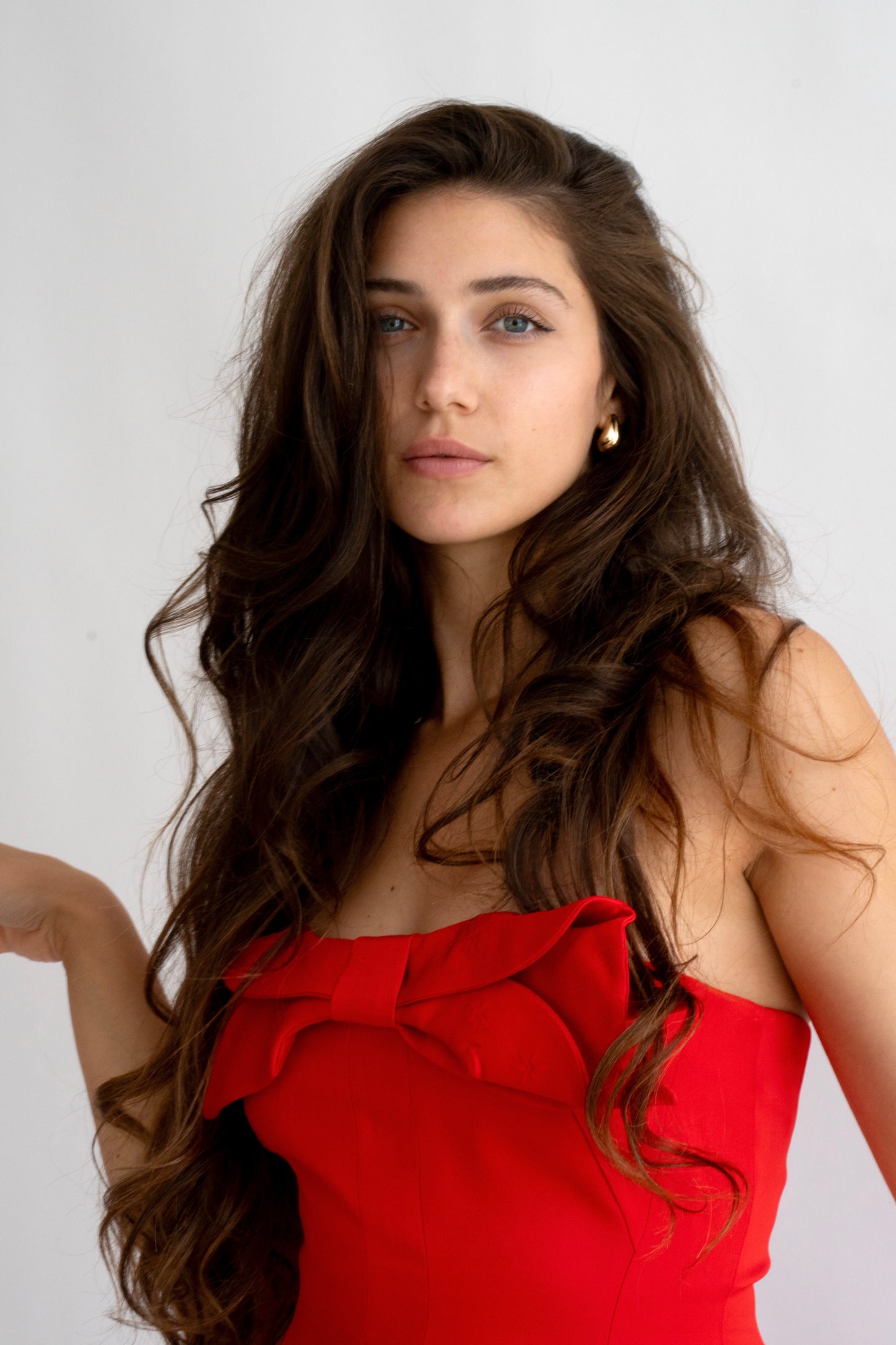 Rochie roșie midi “Scarlet” fără bretele, cu fundă delicată – senzualitate și eleganță