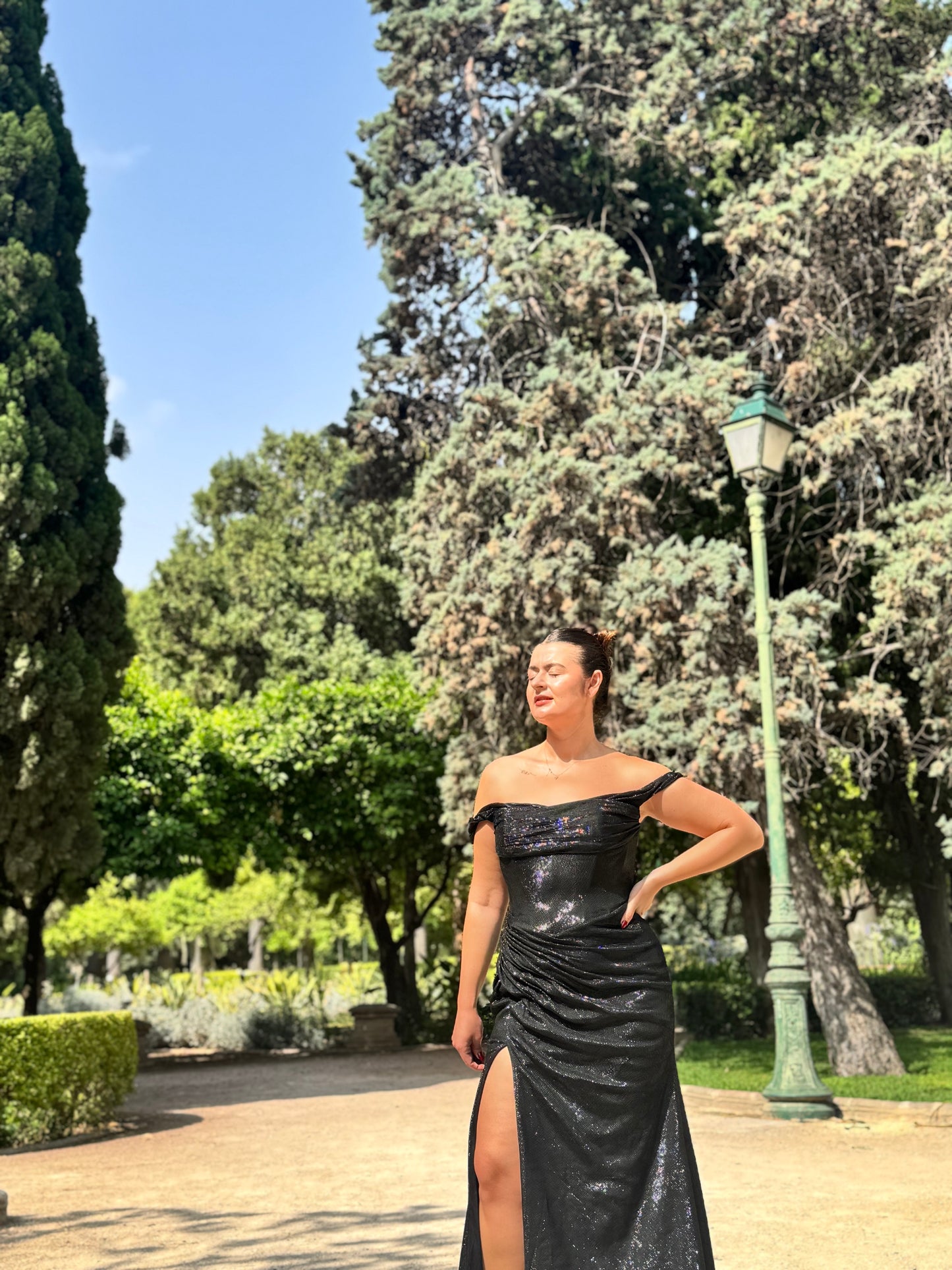Rochia Sofia Neagra – Umeri Goi & Slit Lateral