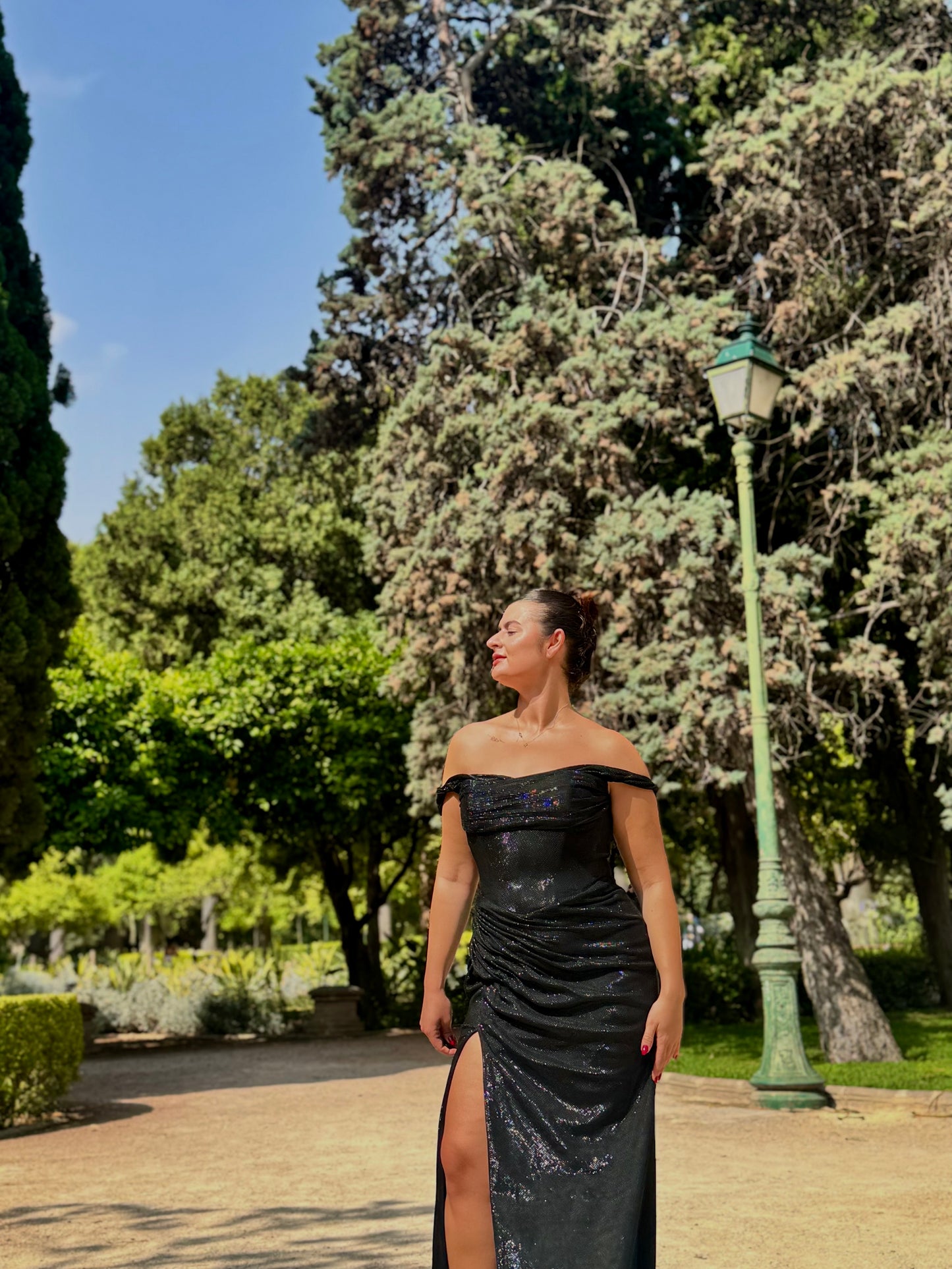 Rochia Sofia Neagra – Umeri Goi & Slit Lateral