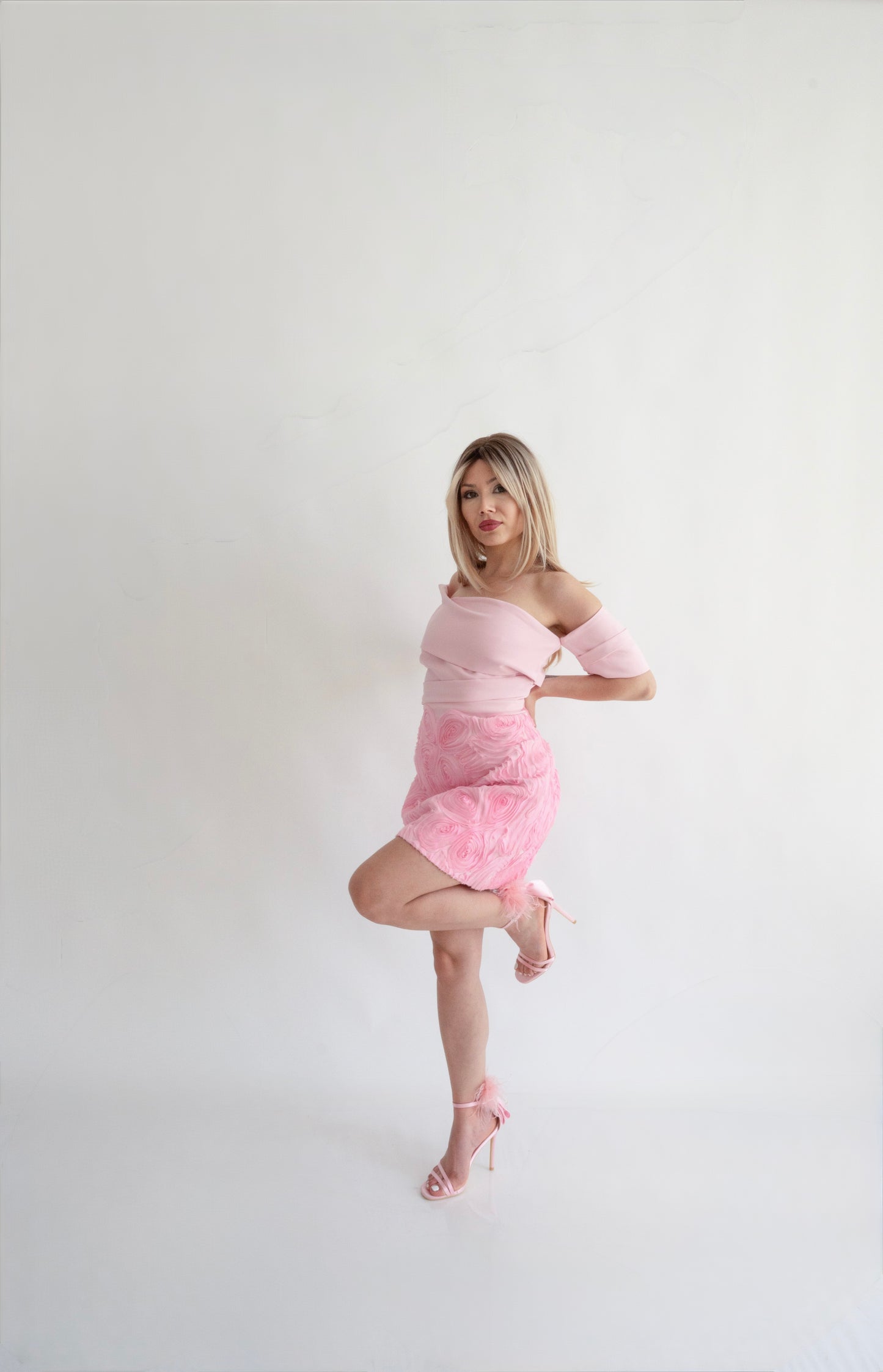 Rochie roz pudrat “Floréa” scurtă, pe umeri, cu flori aplicate – feminitate în floare