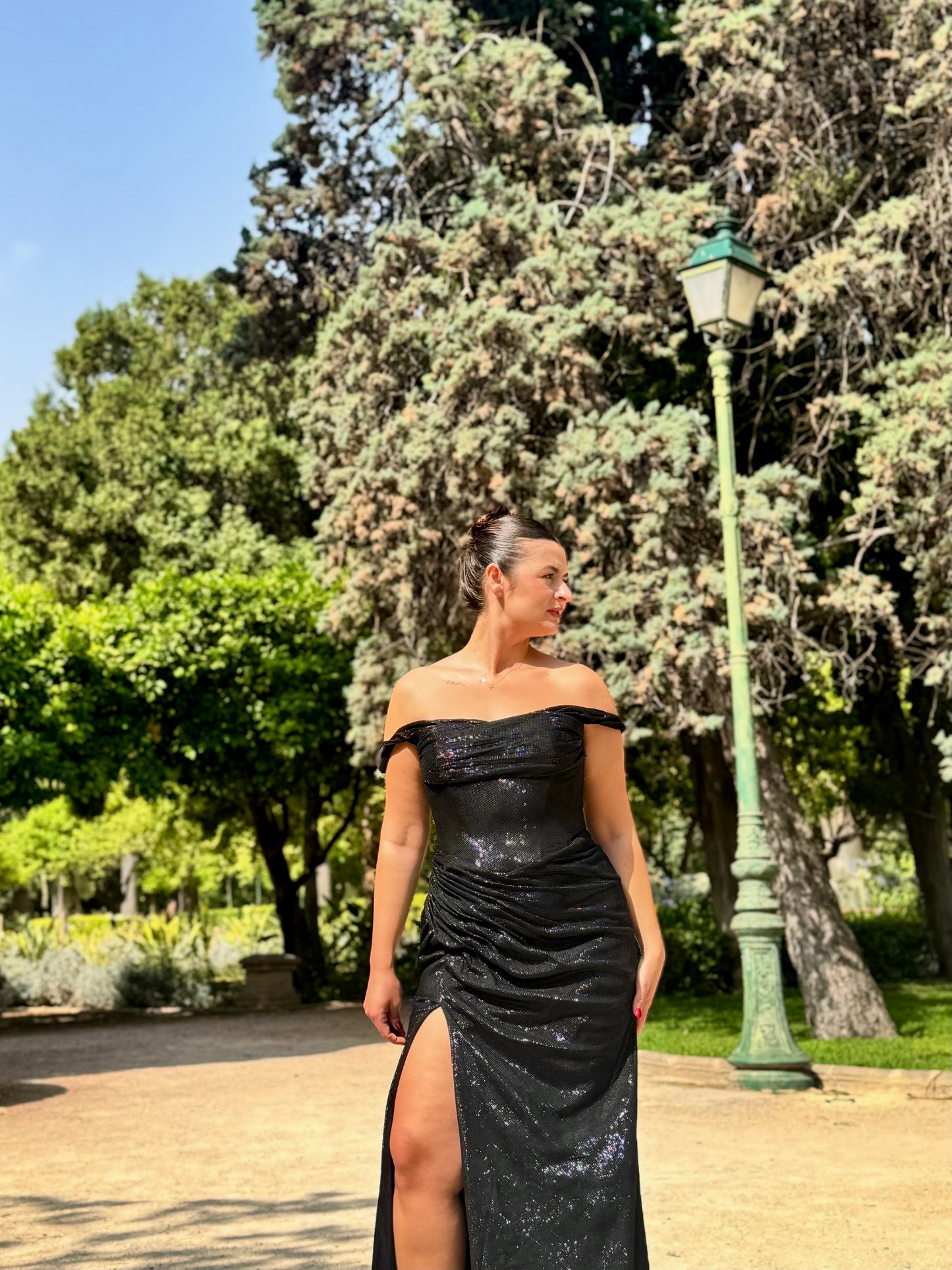 Rochia Sofia Neagra – Umeri Goi & Slit Lateral