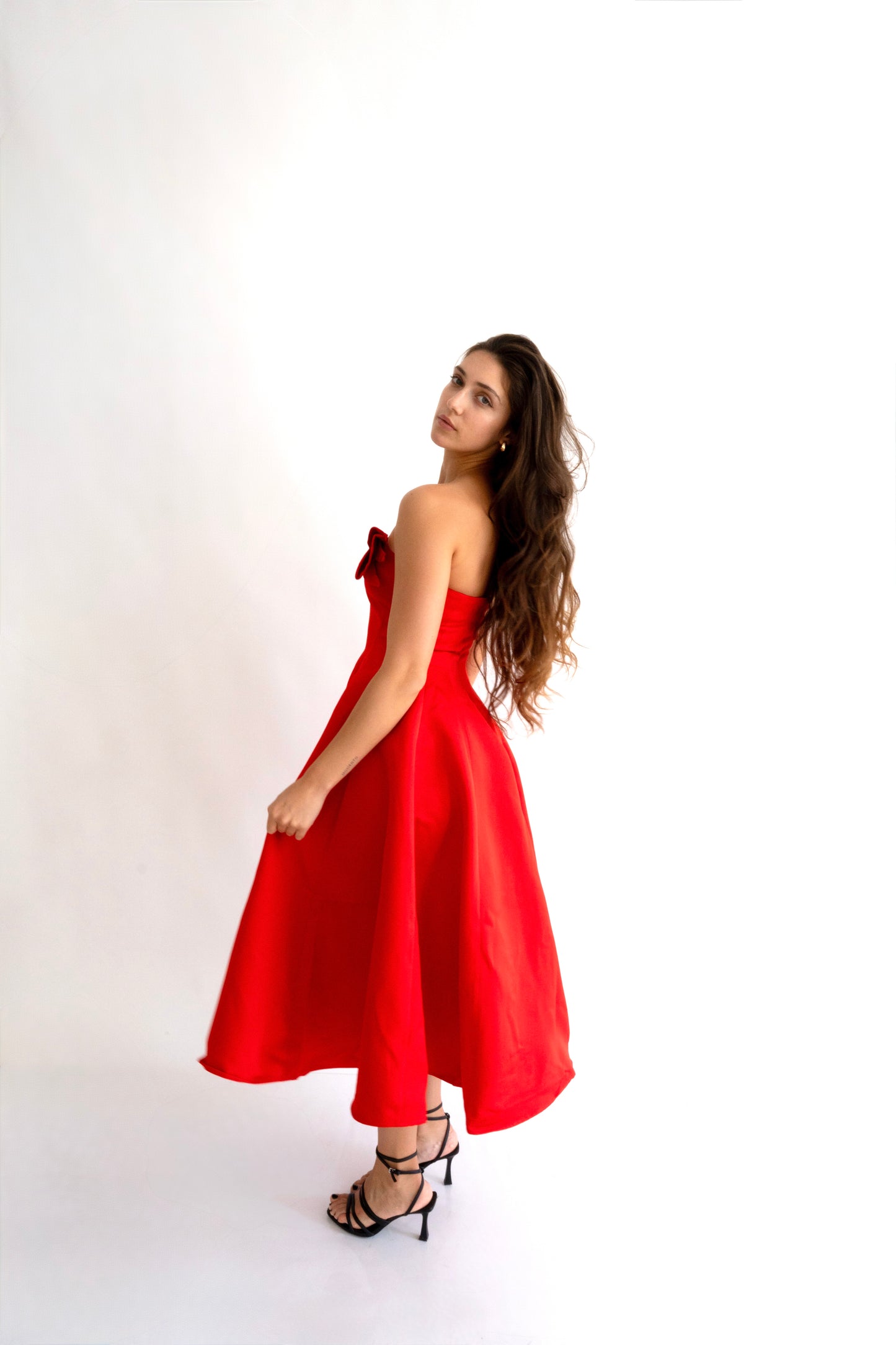Rochie roșie midi “Scarlet” fără bretele, cu fundă delicată – senzualitate și eleganță