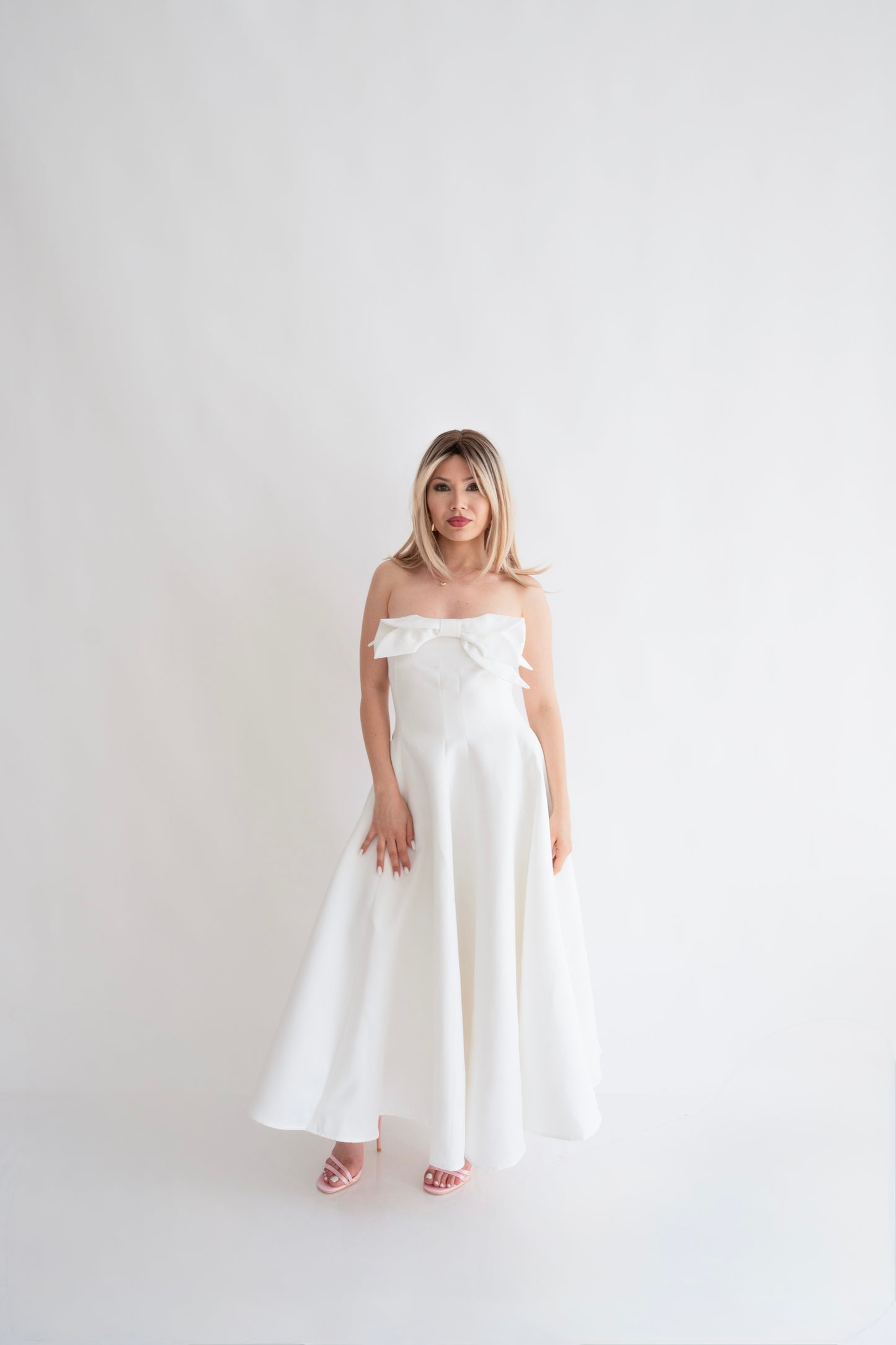 Rochie albă midi “Monroe” cu decolteu și fundă delicată – perfectă pentru cununia civilă