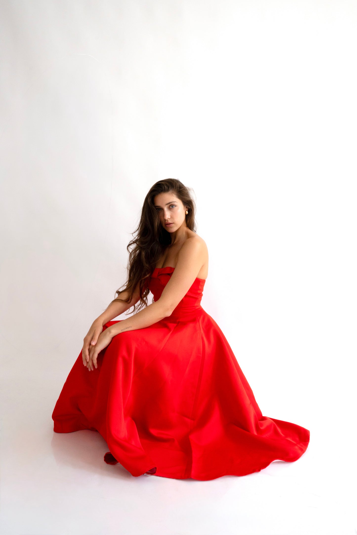 Rochie roșie midi “Scarlet” fără bretele, cu fundă delicată – senzualitate și eleganță
