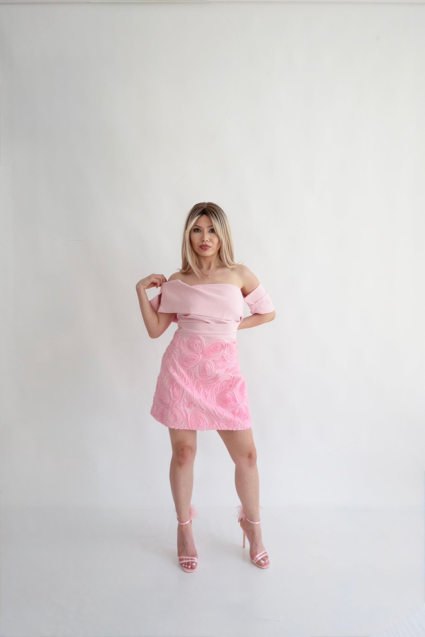 Rochie roz pudrat “Floréa” scurtă, pe umeri, cu flori aplicate – feminitate în floare