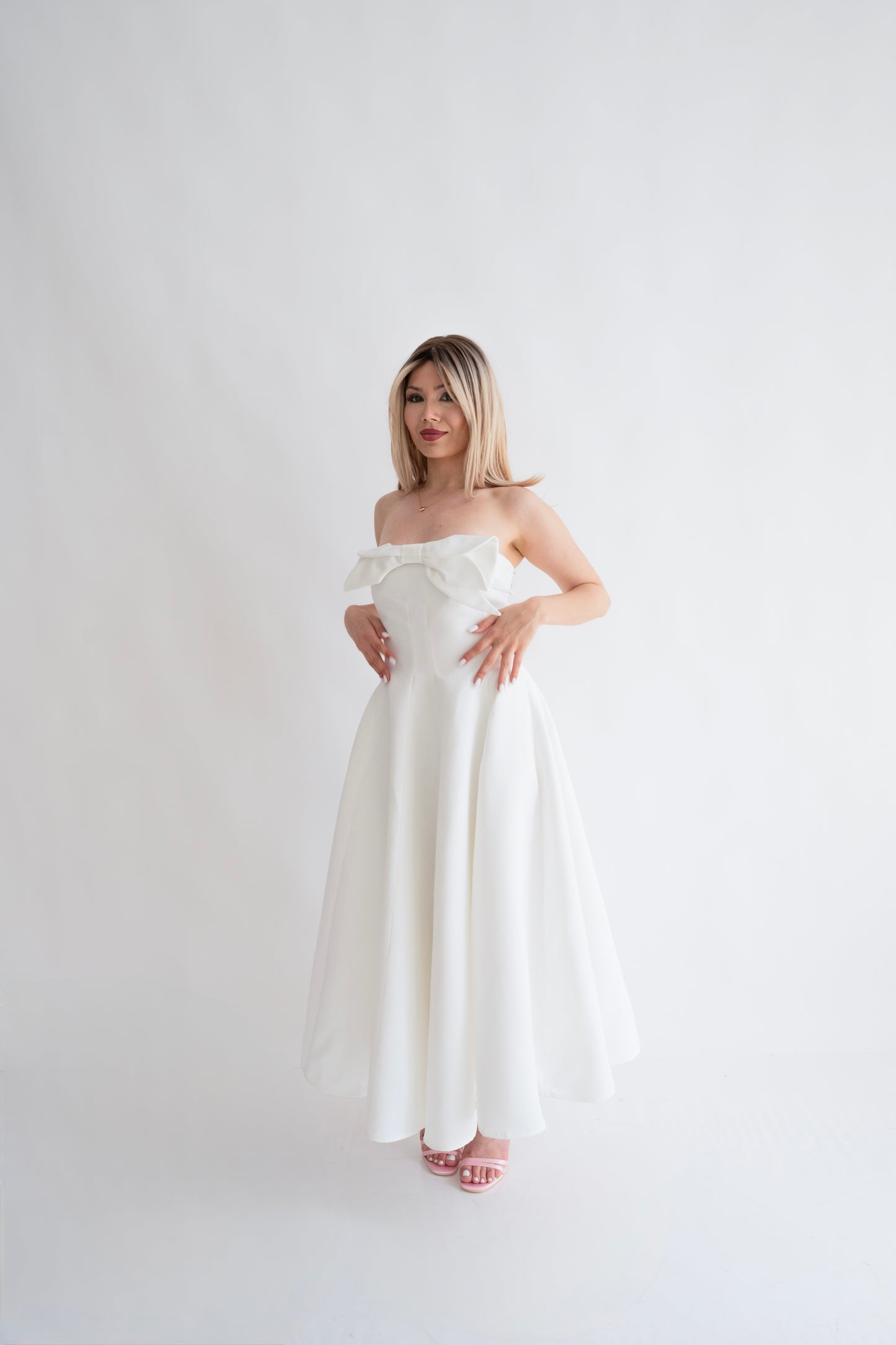 Rochie albă midi “Monroe” cu decolteu și fundă delicată – perfectă pentru cununia civilă