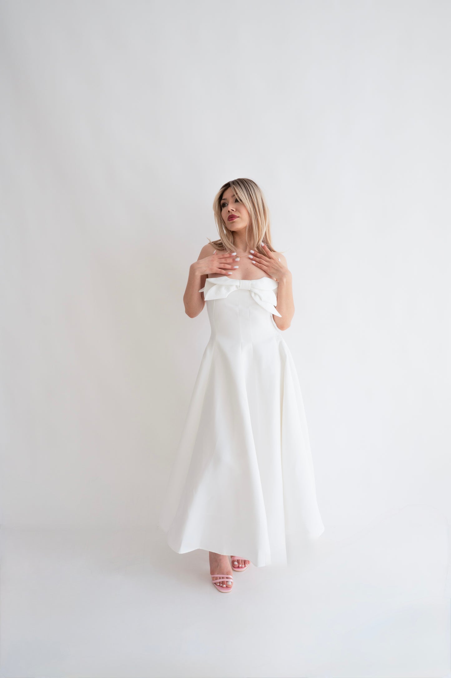 Rochie albă midi “Monroe” cu decolteu și fundă delicată – perfectă pentru cununia civilă